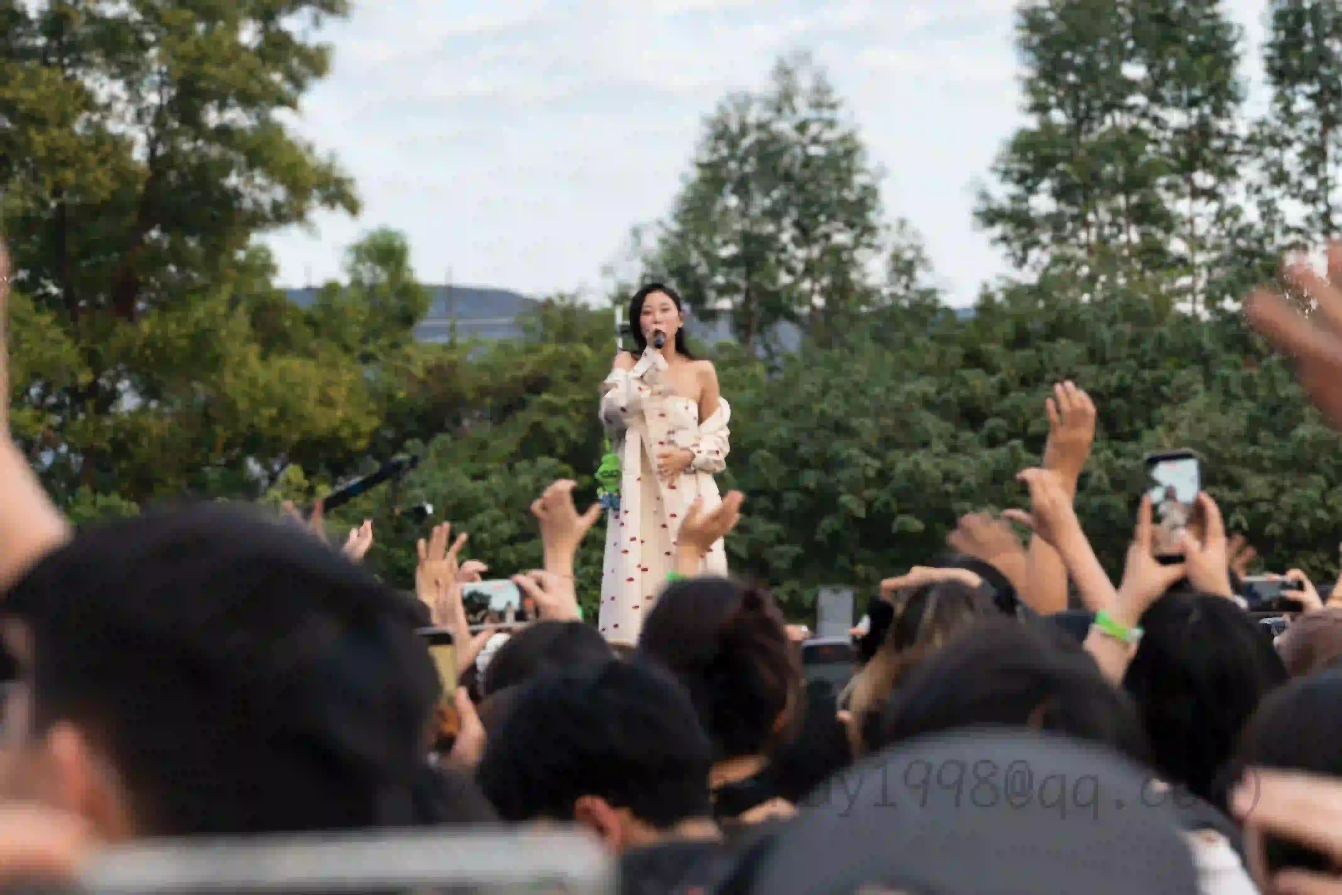 <h2 class='text-xl text-white'>王宇宙</h2>