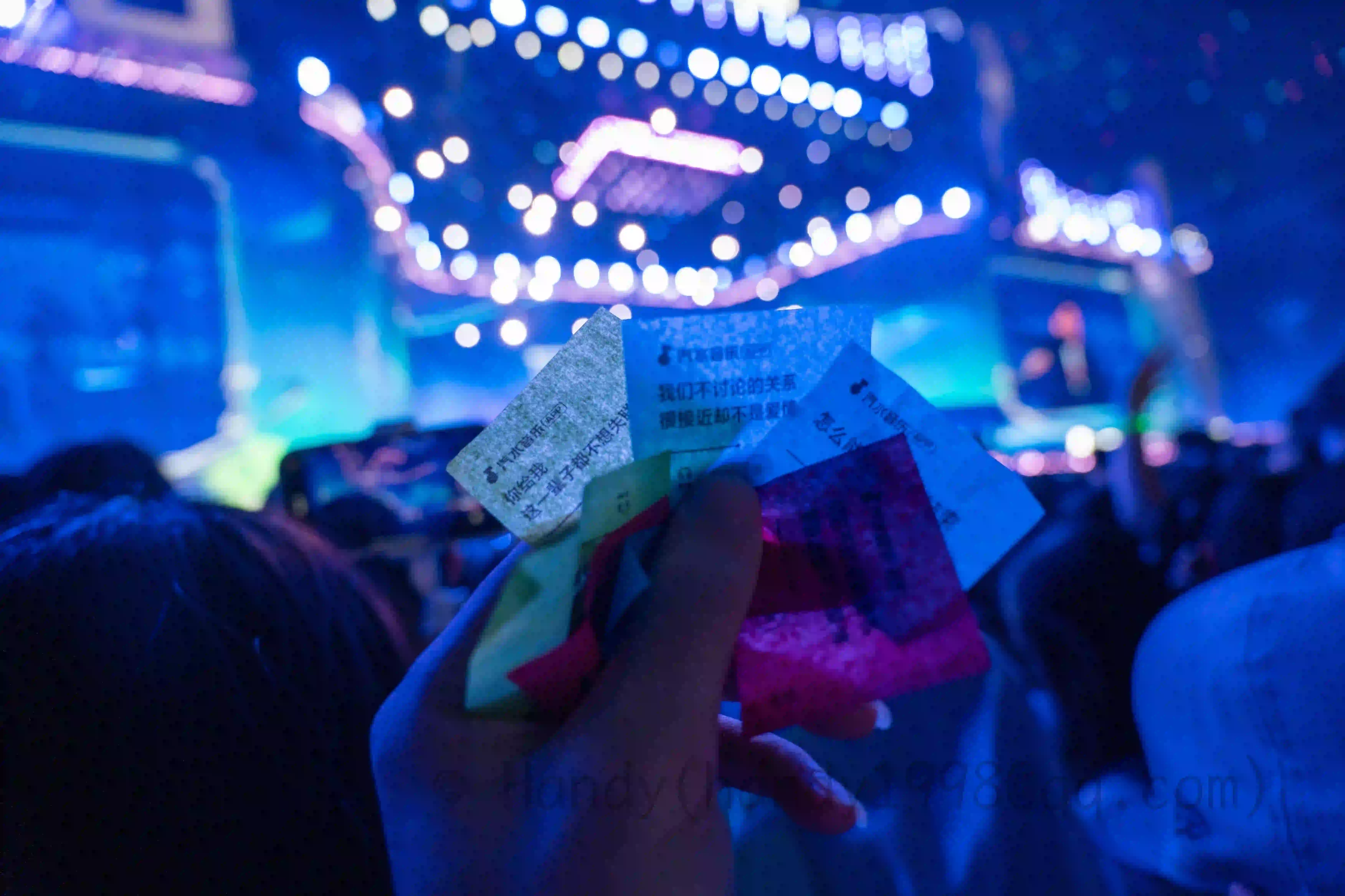 <h2 class='text-xl text-white'>周兴哲的压场纸屑</h2>