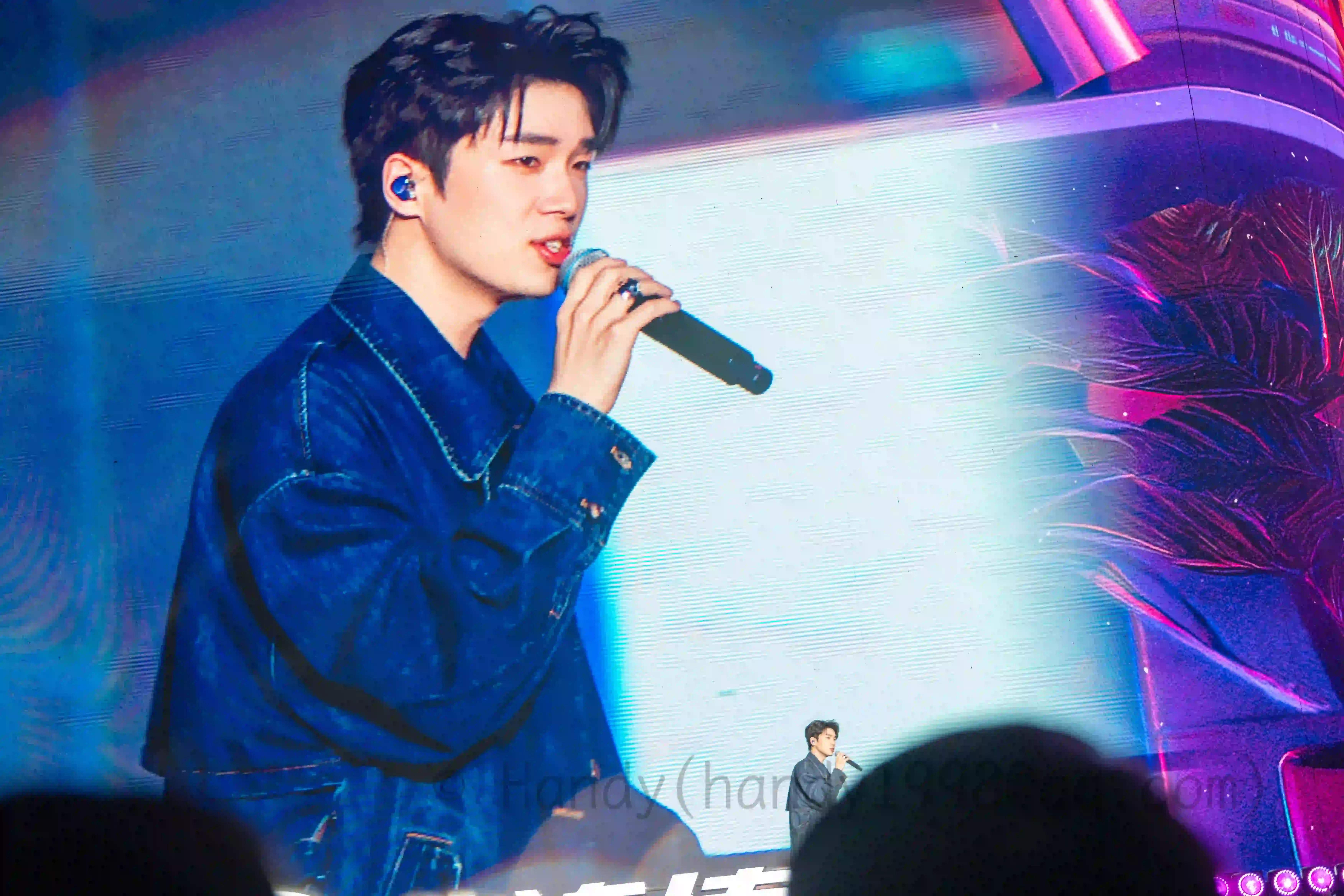 <h2 class='text-xl text-white'>曹杨</h2>难怪现场有人说他很帅