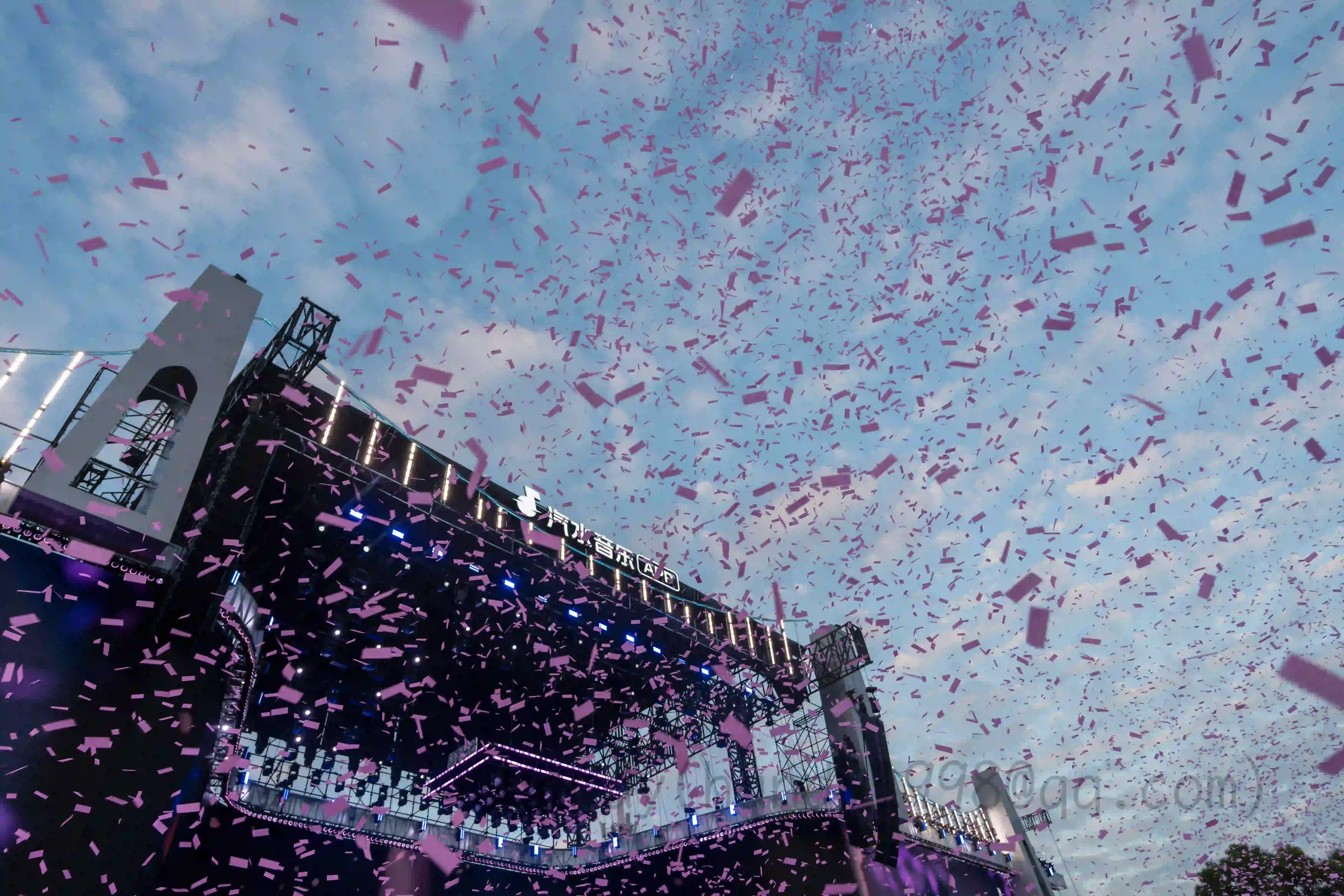 <h2 class='text-xl text-white'>漫天的纸屑</h2>