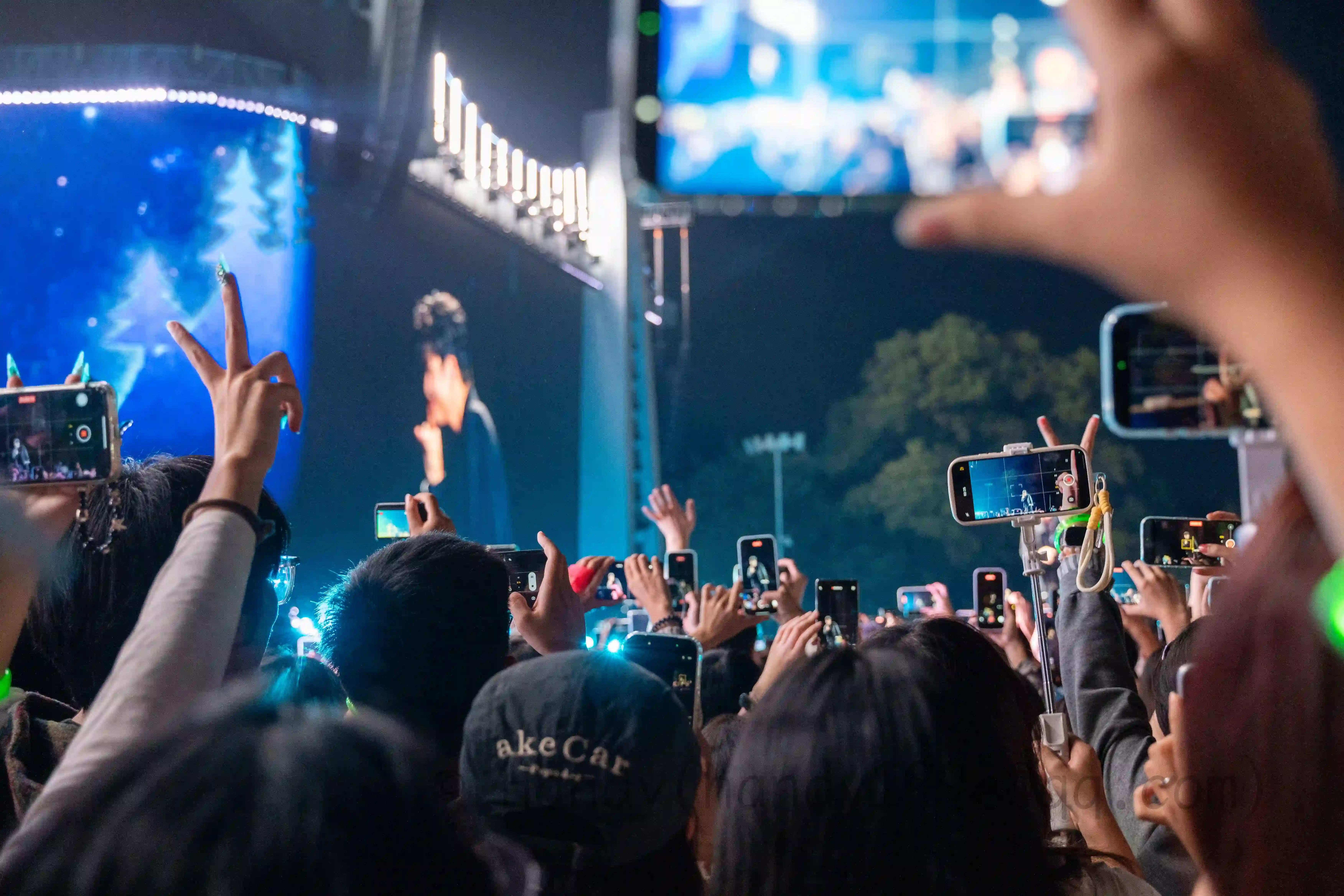 <h2 class='text-xl text-white'>拍摄的手机</h2>