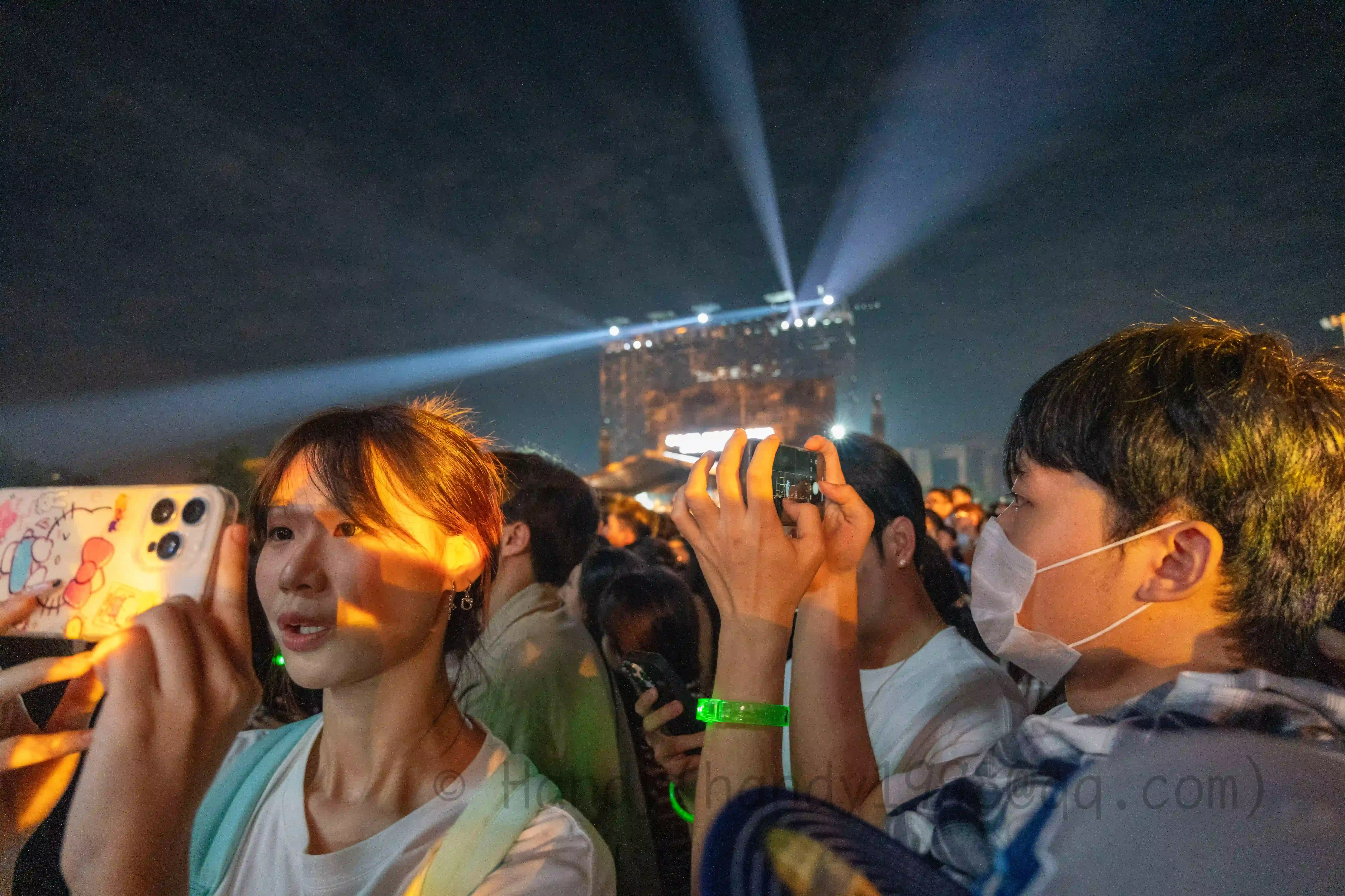 <h2 class='text-xl text-white'>拍摄的观众</h2>一个拍屏幕 一个拍艺人 小姐姐好看 小哥哥很会唱