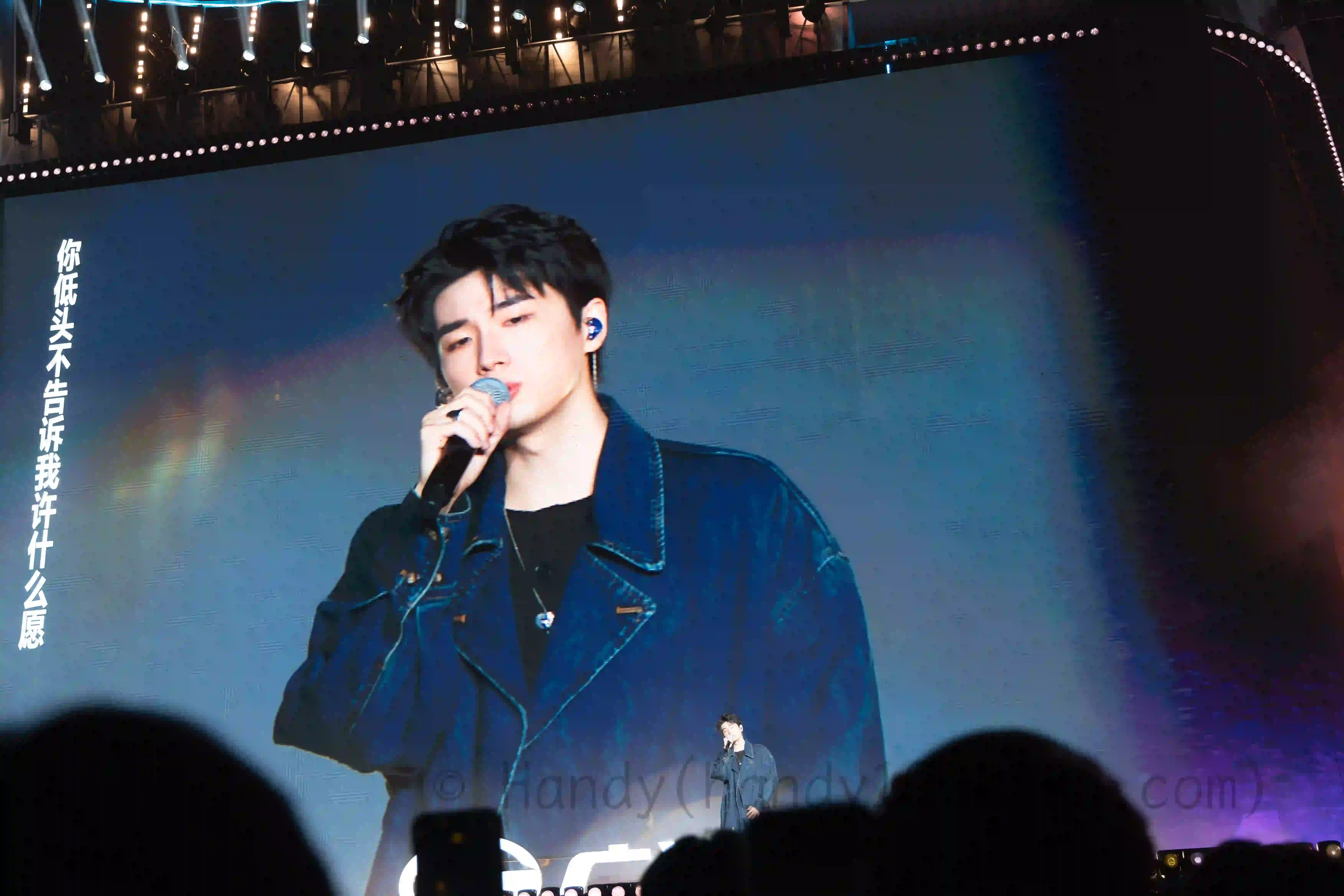 <h2 class='text-xl text-white'>曹杨</h2>