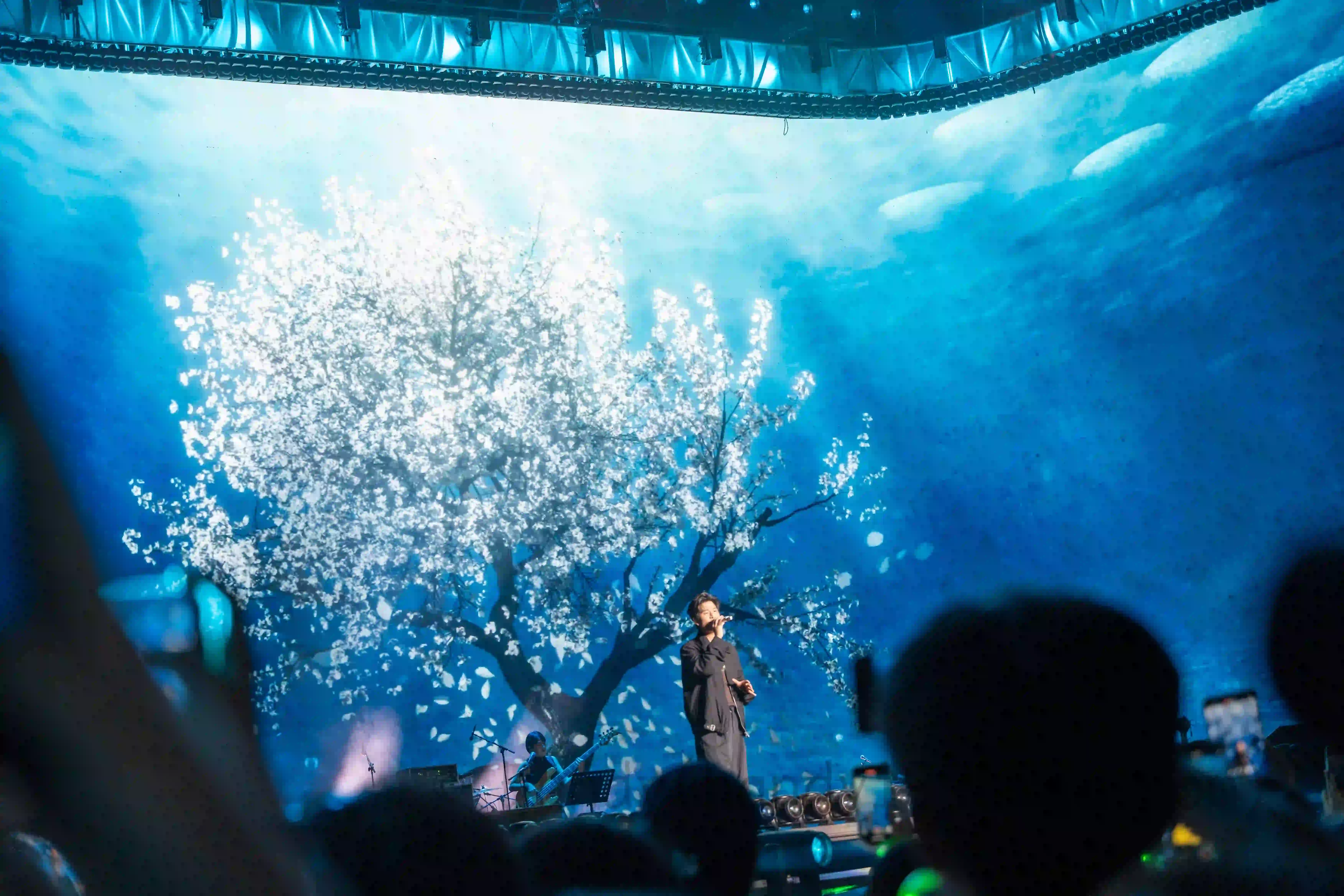 <h2 class='text-xl text-white'>周兴哲</h2>