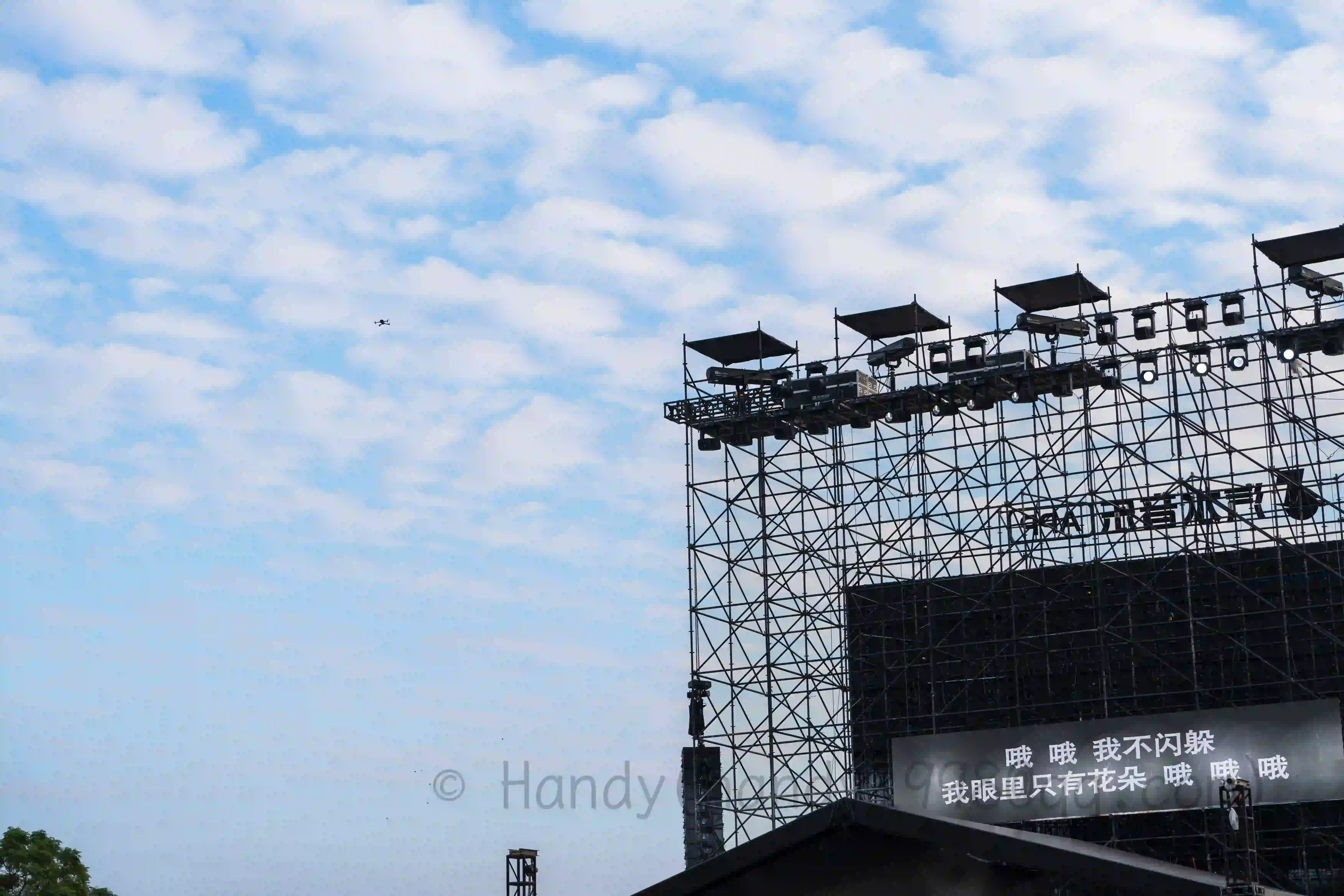 <h2 class='text-xl text-white'>提词器和无人机</h2>