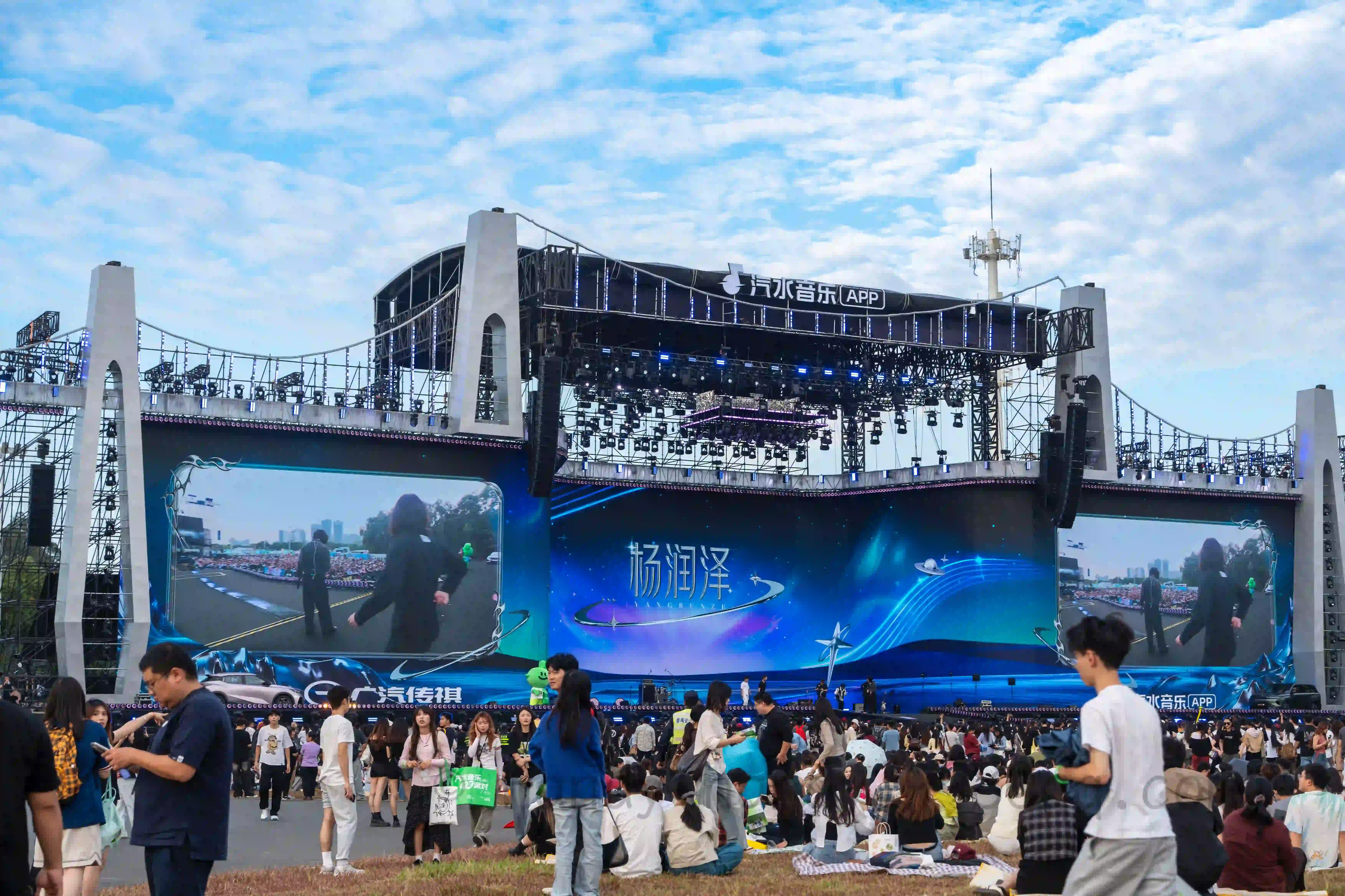 <h2 class='text-xl text-white'>站立区</h2>人还不算多，但站着好费劲