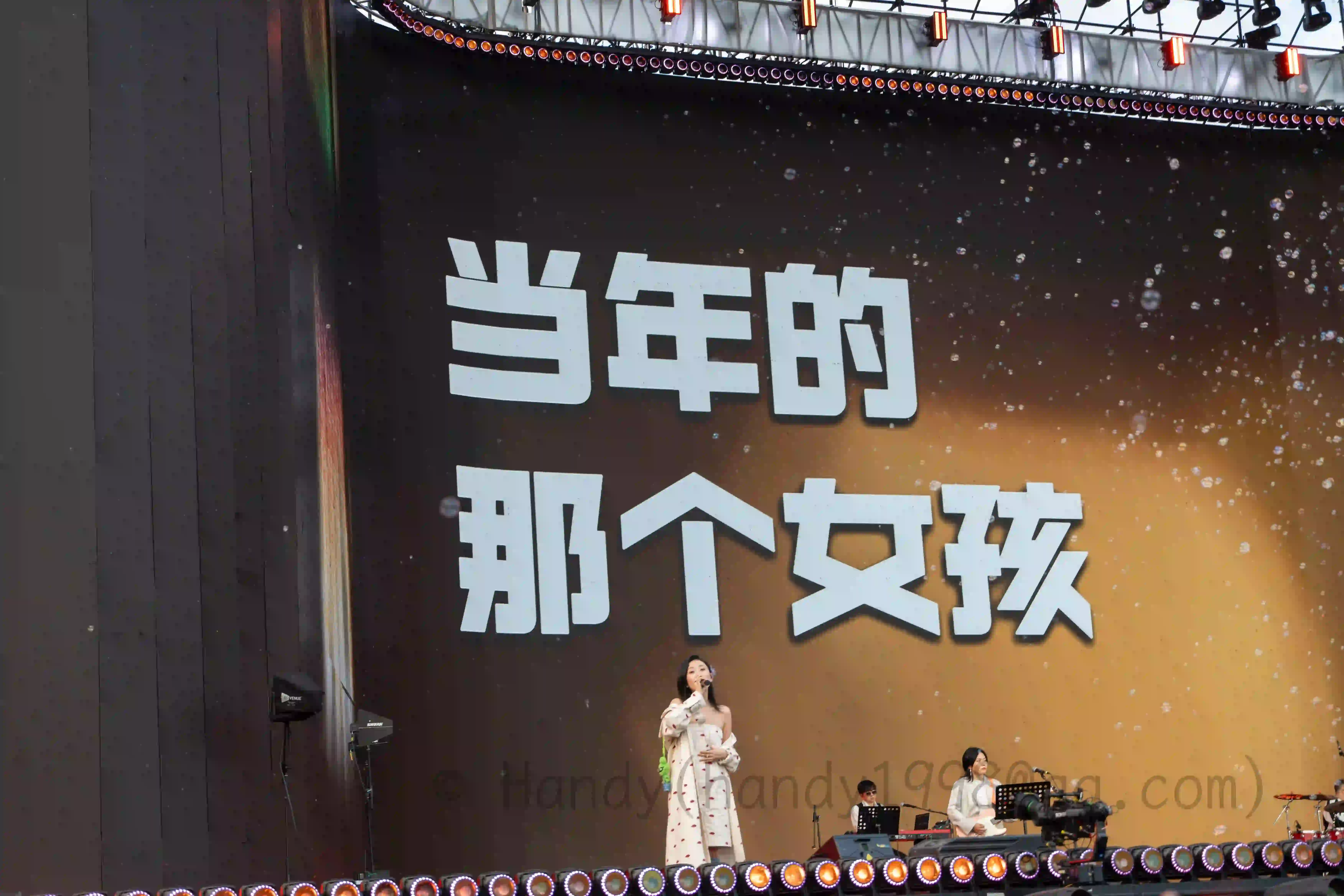 <h2 class='text-xl text-white'>王宇宙</h2>