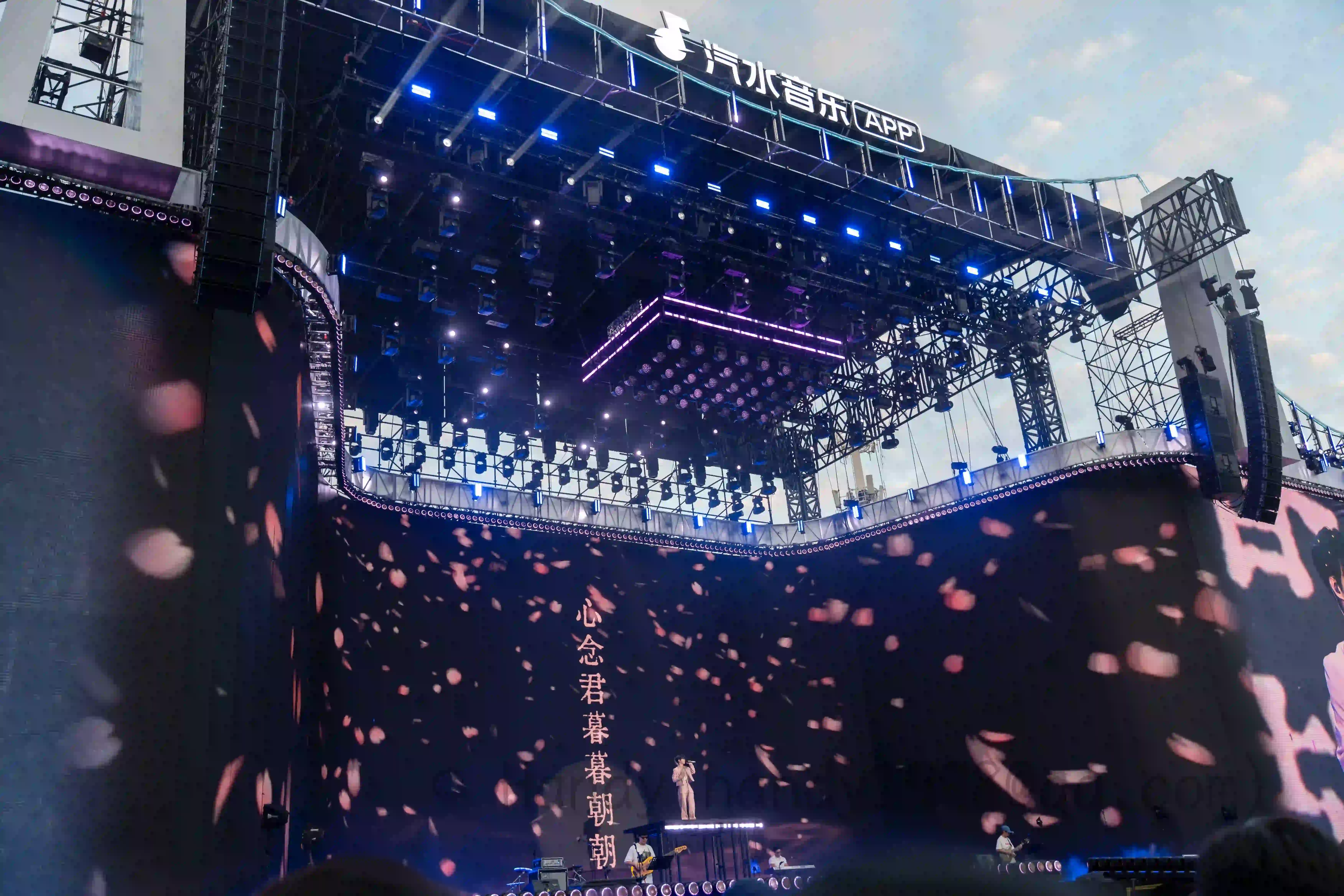 <h2 class='text-xl text-white'>徐子未</h2>