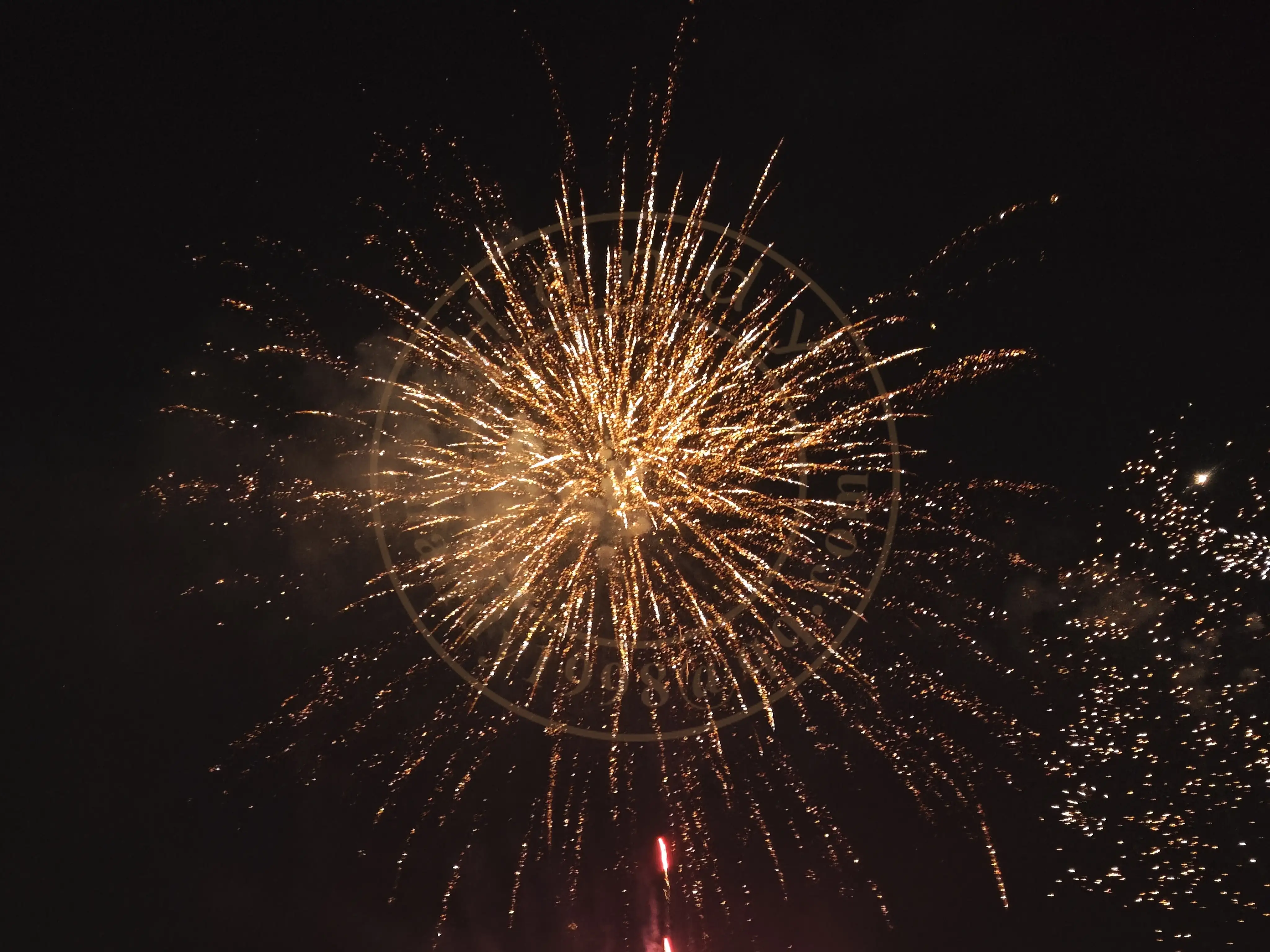 <h2 class='text-xl text-white'>番禺新造镇的江边烟火</h2>零点准时，江那边是大学城的汪苏泷跨年演唱会