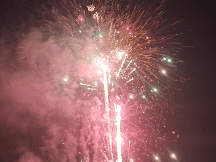 <h2 class='text-xl text-white'>猝不及防的烟花</h2>去之前还不知道要放，放的时候我所在位置的人极少，像是为我而放