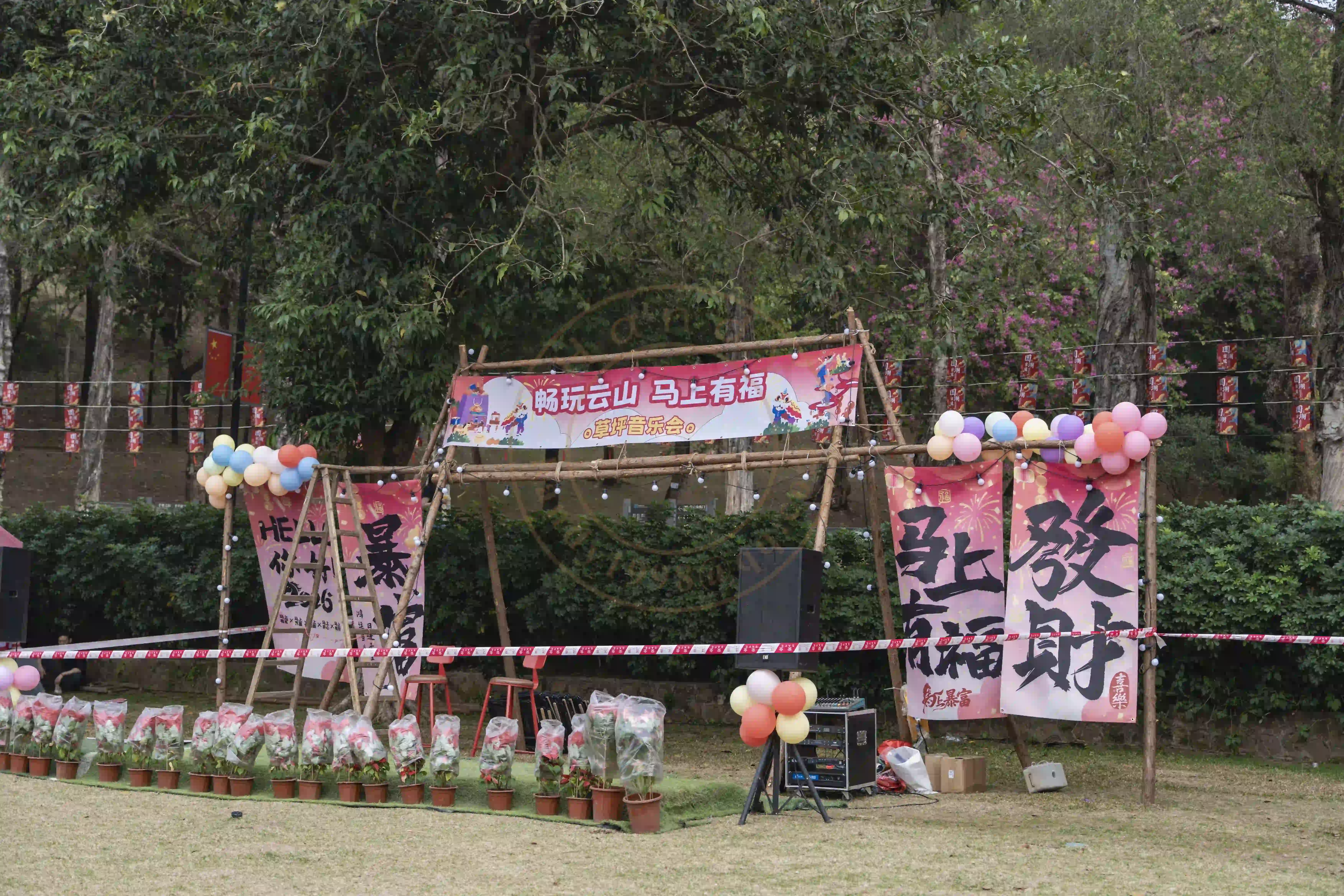 <h2 class='text-xl text-white'>明珠楼对面的草坪</h2>晚上有草坪音乐会