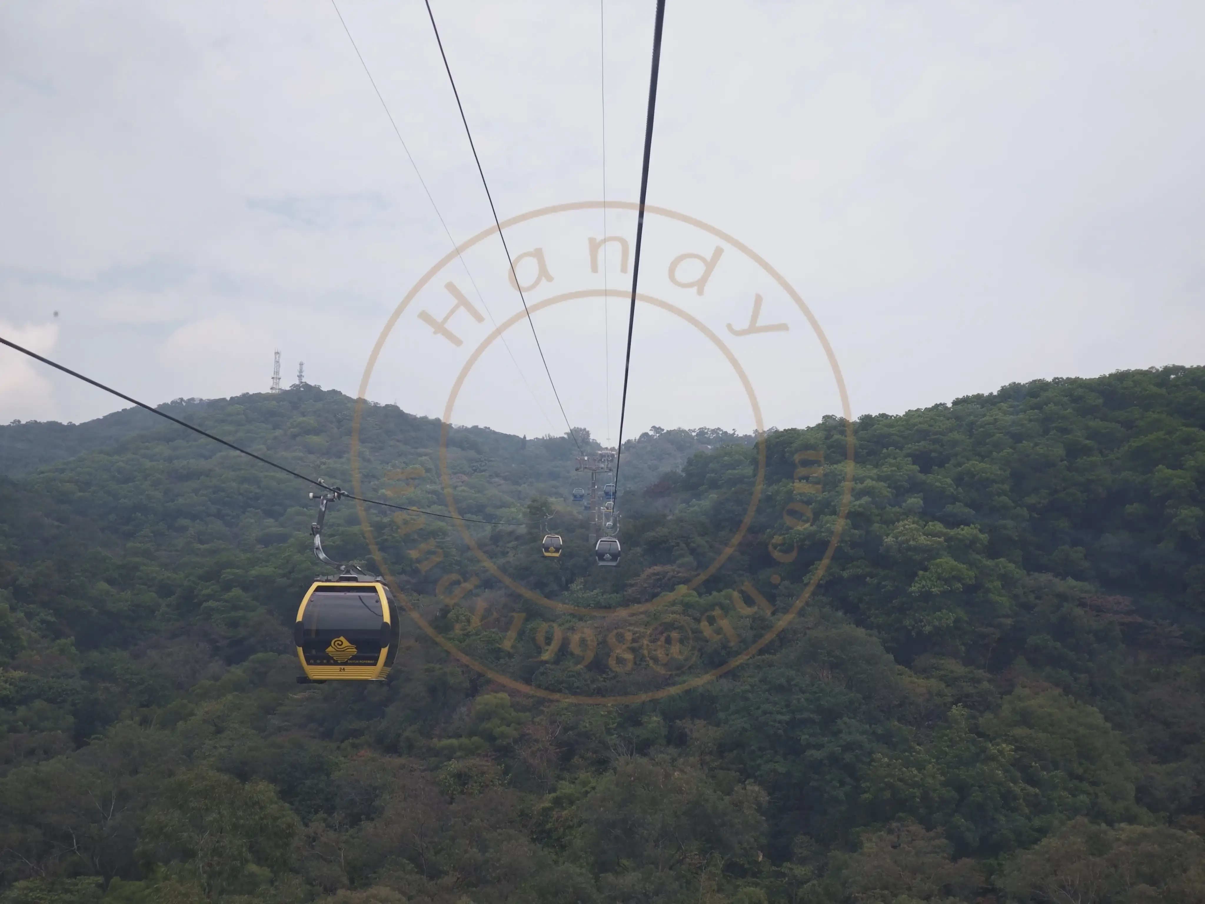 <h2 class='text-xl text-white'>从南门乘索道上山</h2>价格实惠，25 元，其中 5 元应该是进山费。从越南的巴拿山到广州的白云山，索道显得都很便宜合适，由此会让我想起北京的司马台长城索道，性价比着实不高。