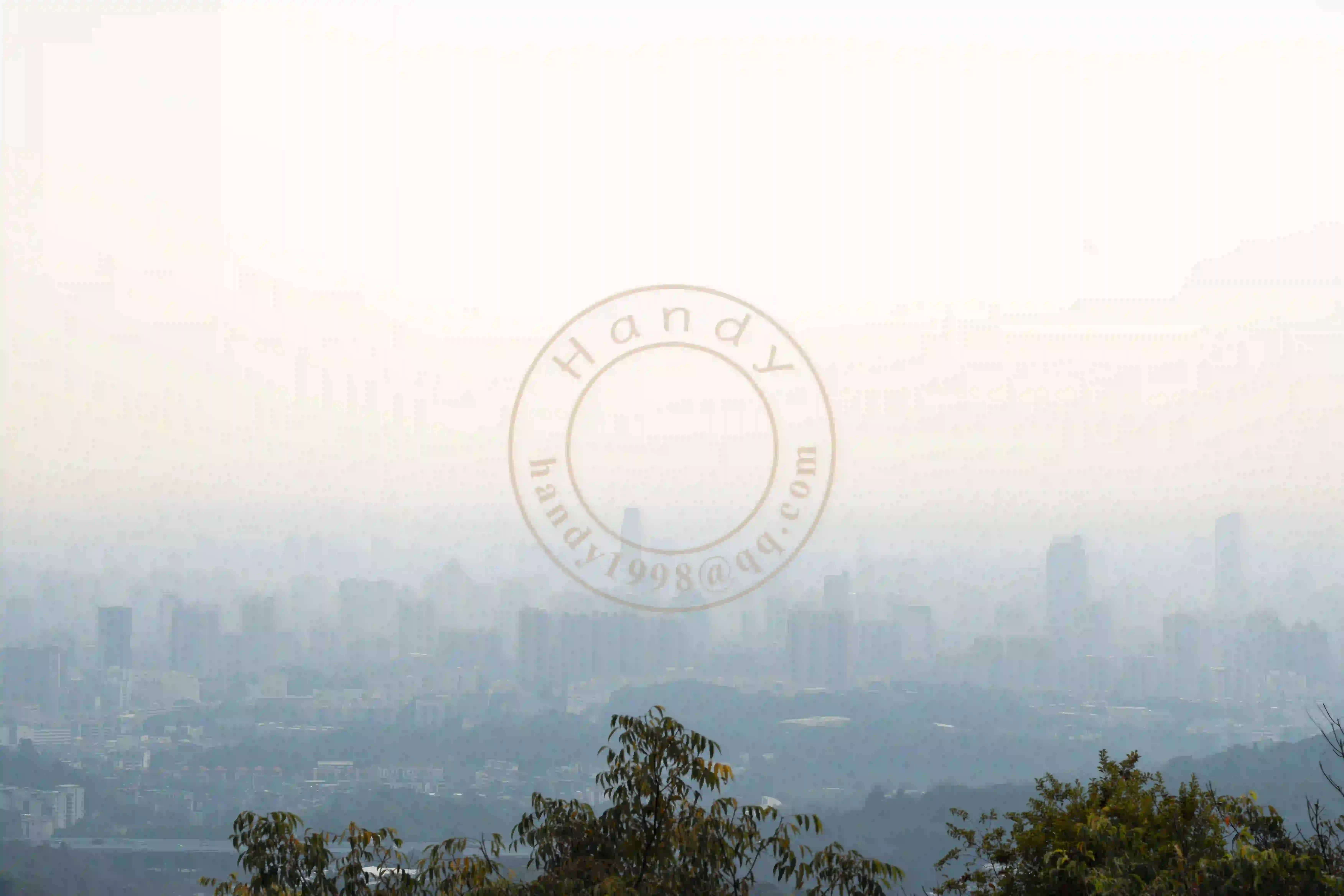 <h2 class='text-xl text-white'>山绕城，还是城绕山？</h2>出门前没有检查 CMOS 就直接装上了镜头，等拍完回来一看，三条透明状不明物体似乎存在于每张照片，再一看相机，果然有尘埃附着。