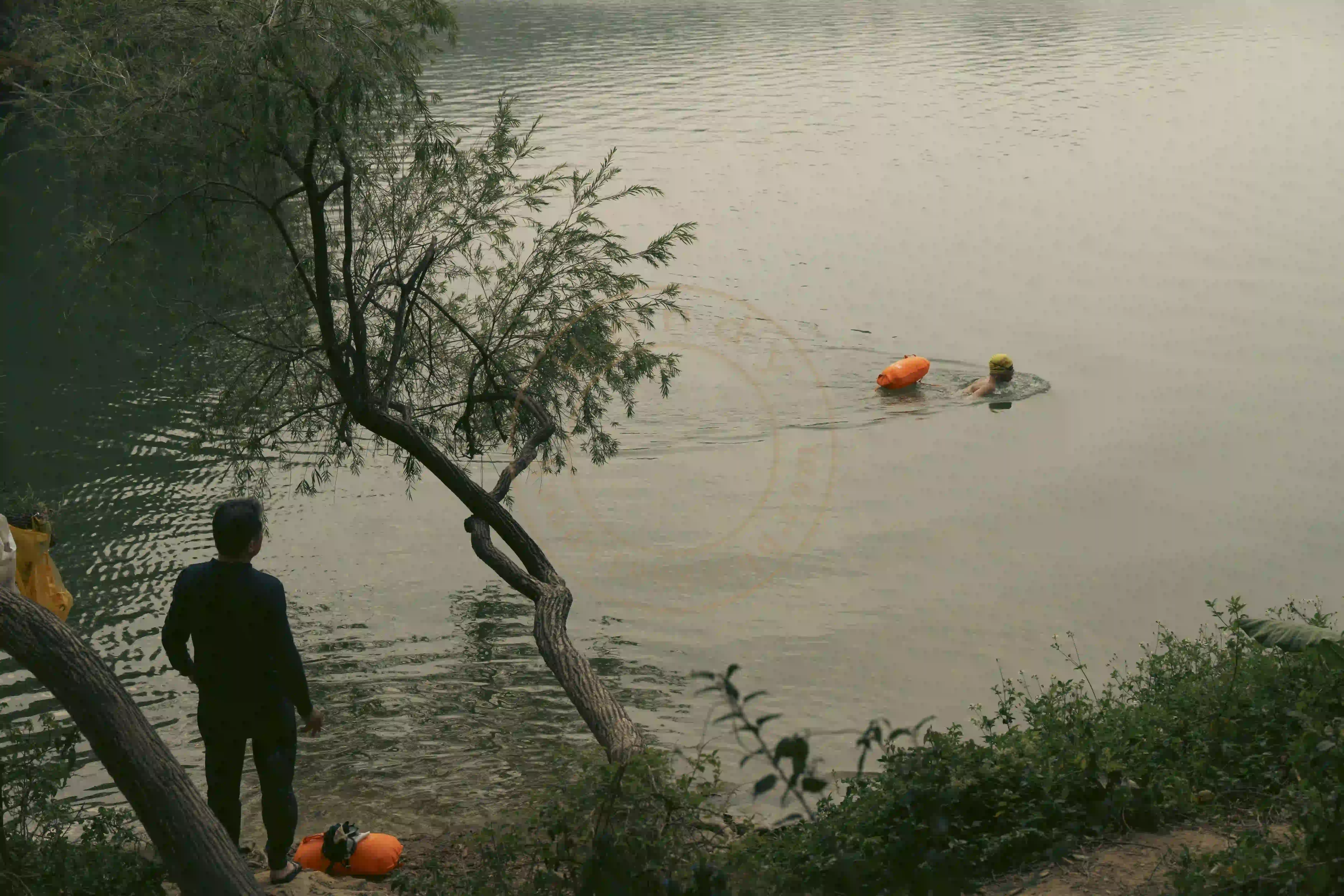 <h2 class='text-xl text-white'>水库中的老登</h2>真是不明白，为什么水库边遍地都是“禁止游泳”的标语，却还有老登打破规则？规则到底是给谁定的呢？不得不说，这些老登影响了我眼中的美景，远处还有几个星星点点的橙黄色的救生浮袋，有本事就别带着“游泳圈”游啊。