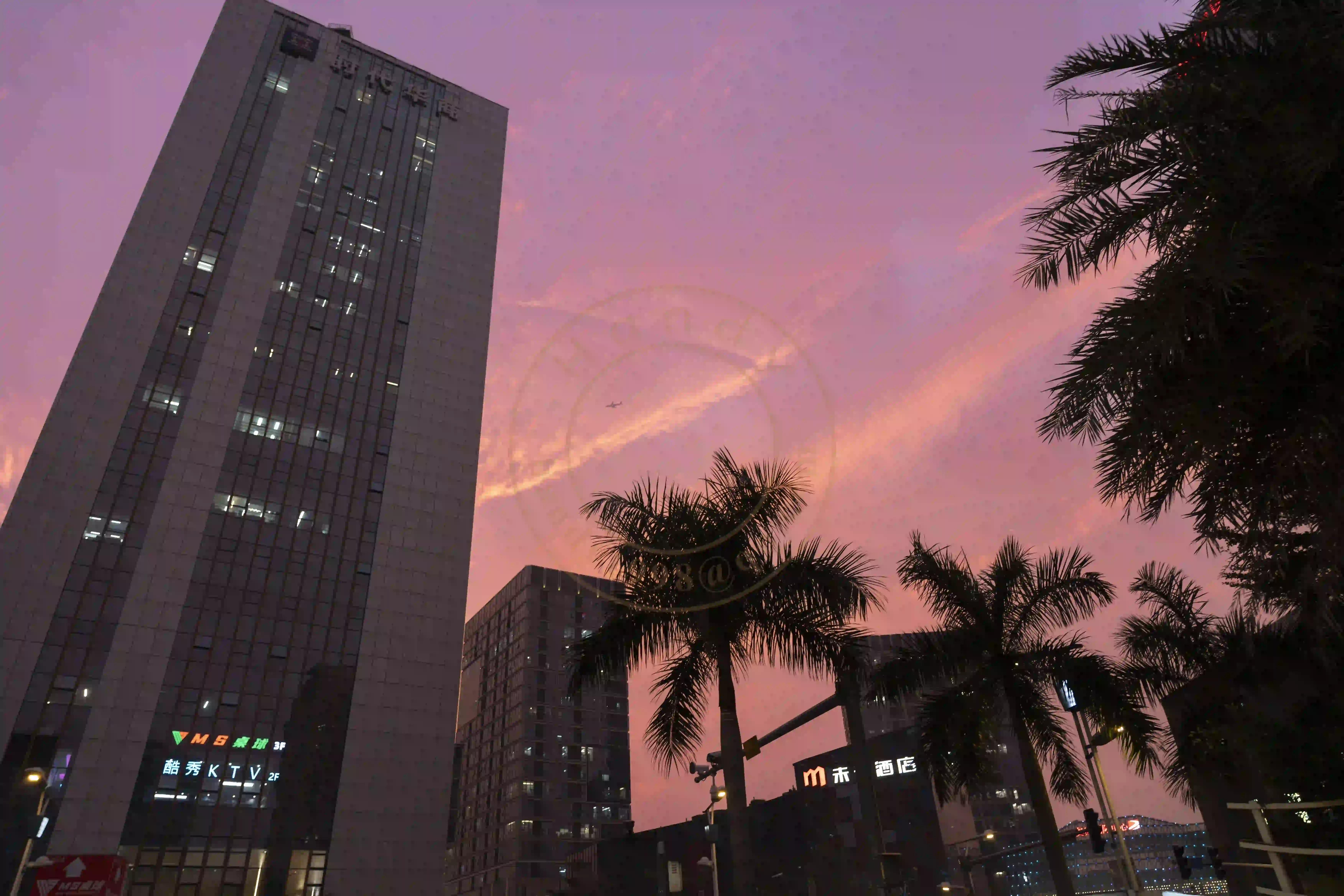 <h2 class='text-xl text-white'>番禺万达的晚霞</h2>