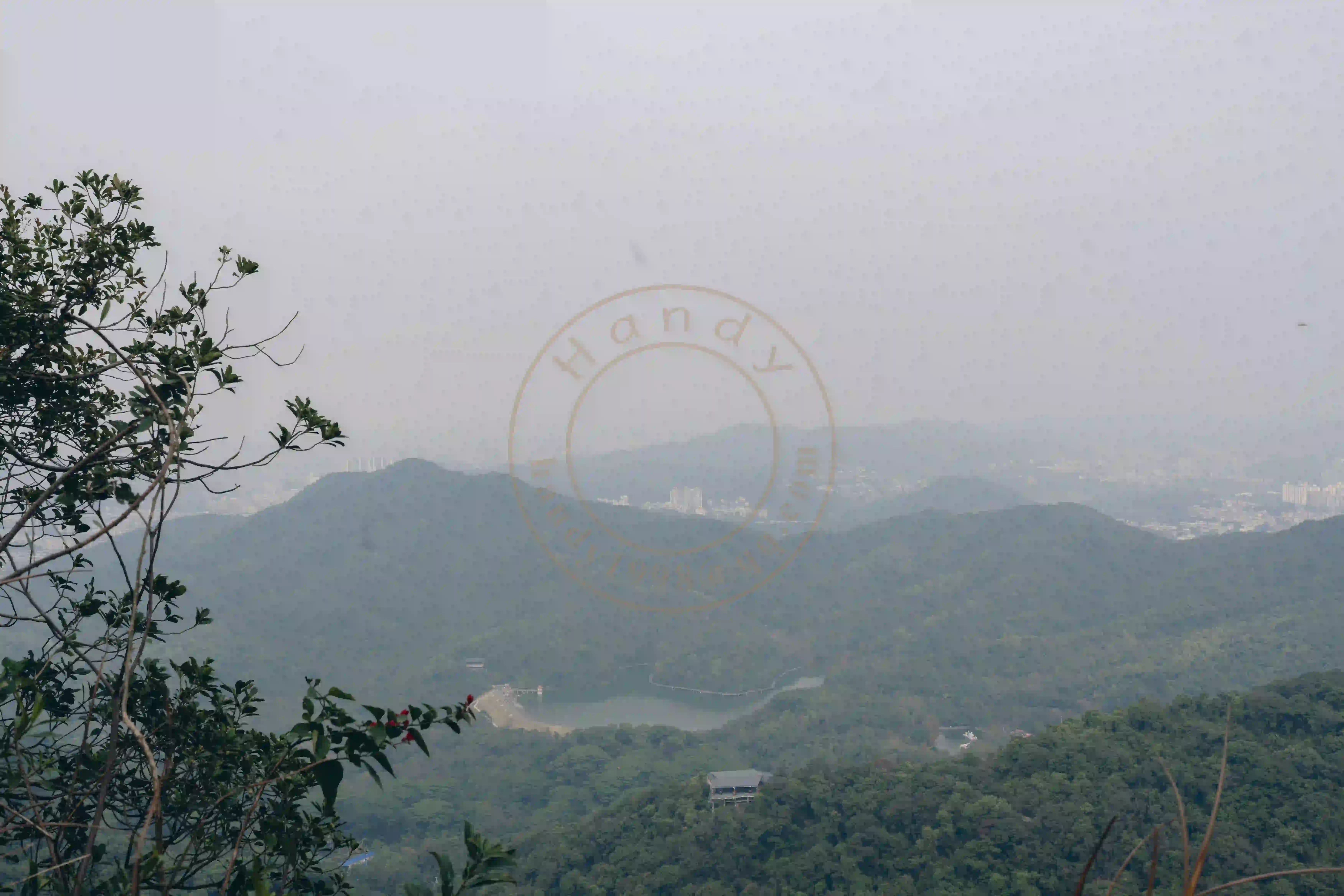 <h2 class='text-xl text-white'>下山途中遇见的水库</h2>下山之后便是去到水库，近看远看，都让我瞧了个遍