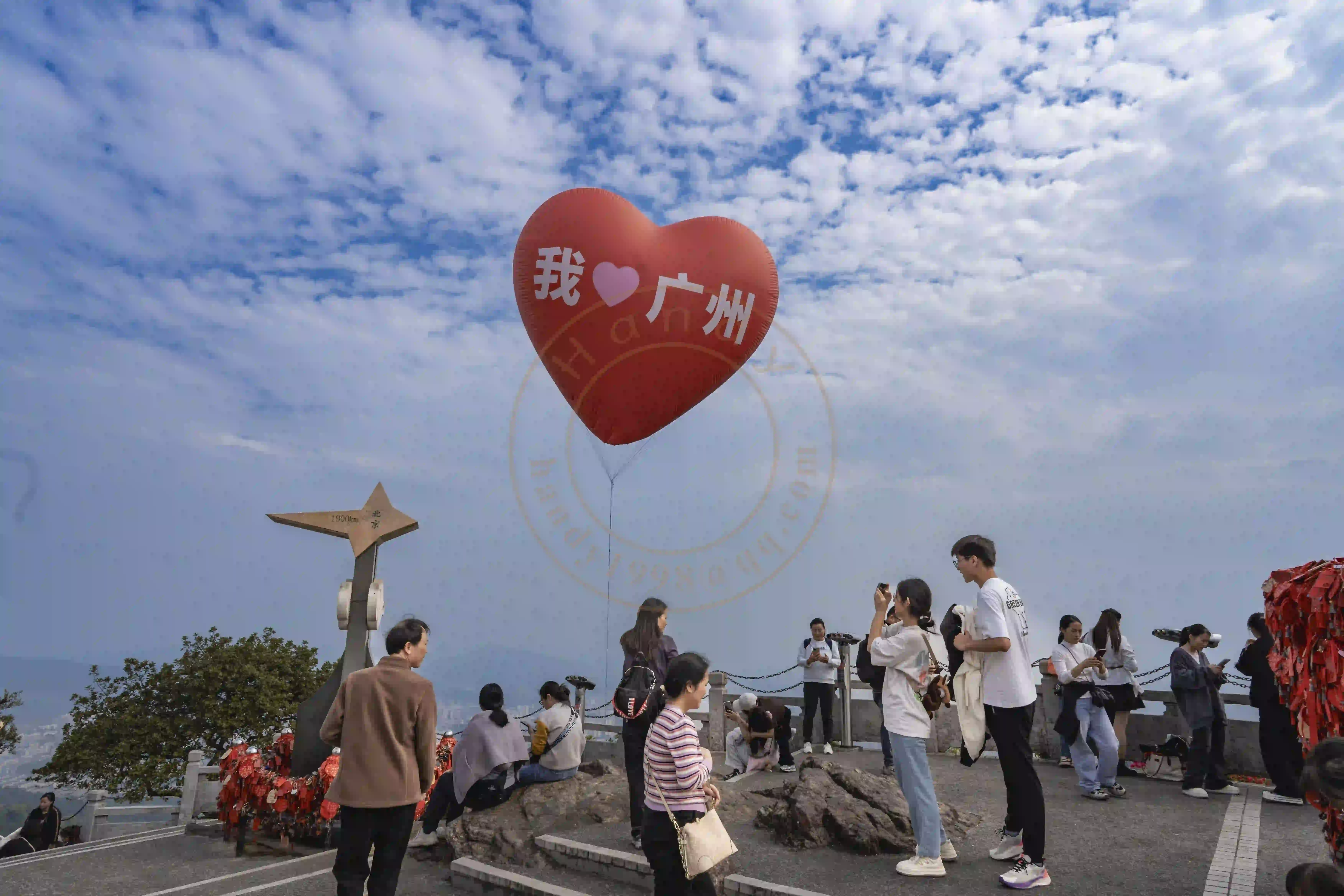 <h2 class='text-xl text-white'>登顶摩星岭</h2>这里距北京 1900 KM