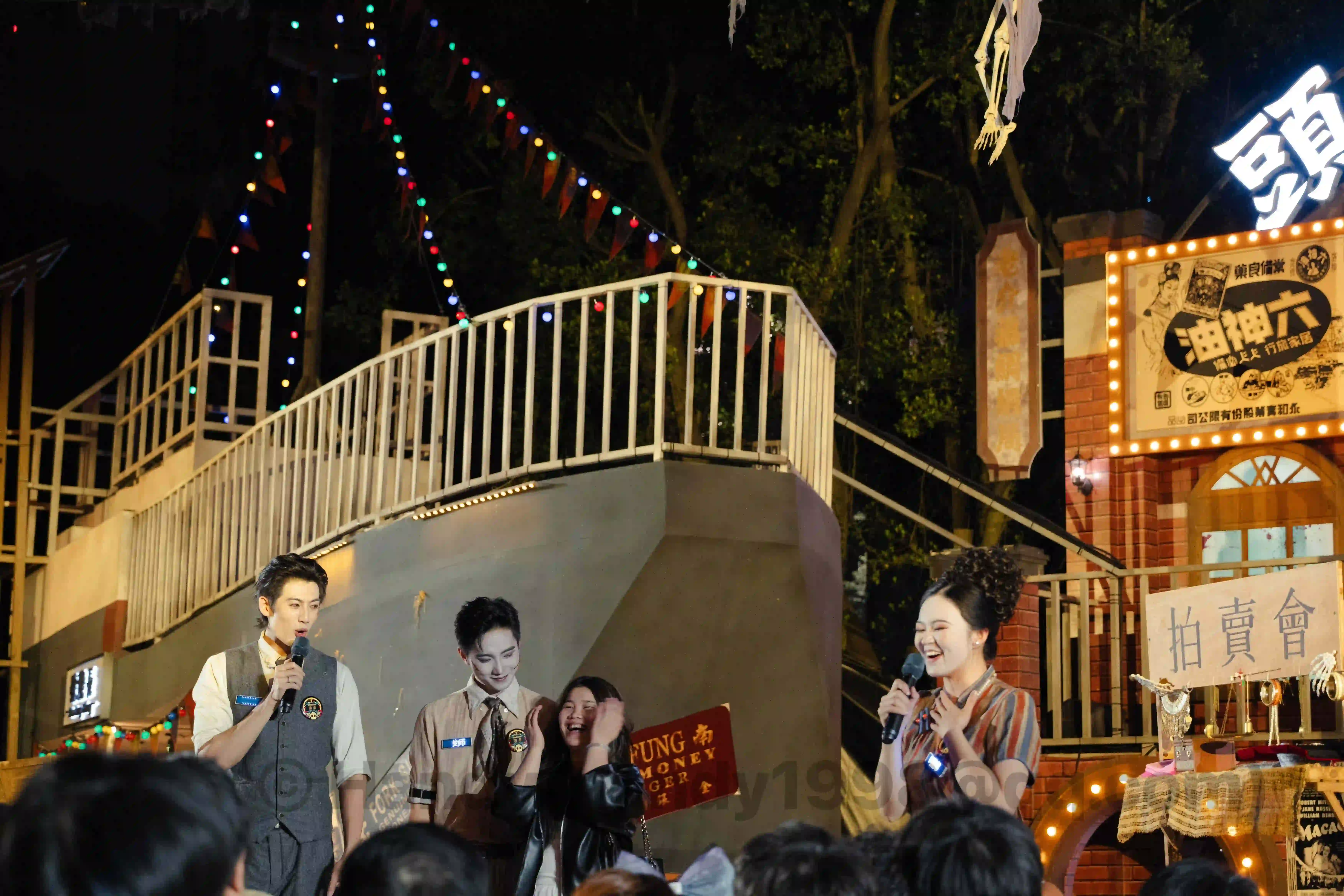 <h2 class='text-xl'>一堆人在和 npc 互动</h2>不知道他们在玩什么，好像是在拍卖，我没有玩票也没时间凑热闹