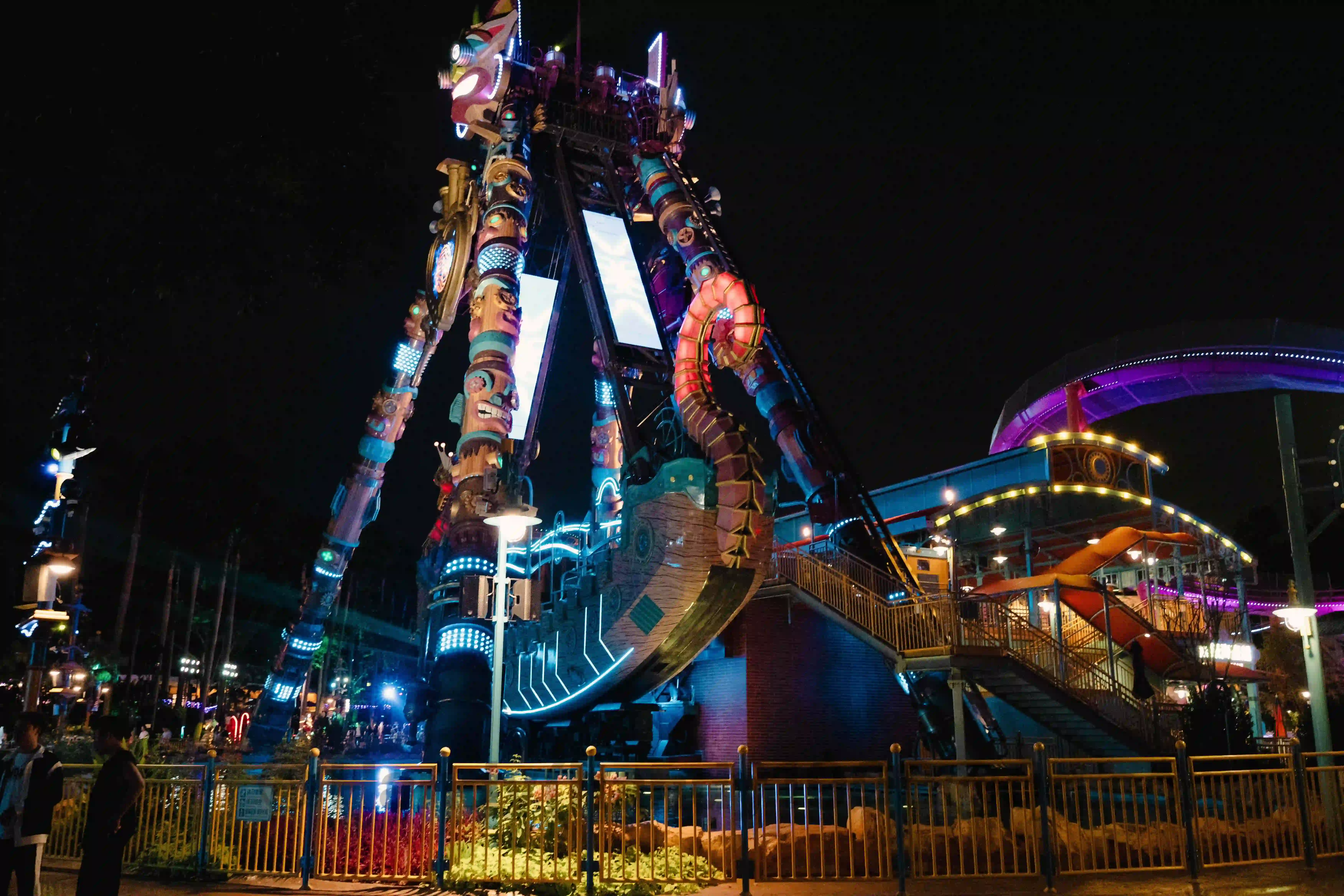 <h2 class='text-xl'>超级海盗船</h2>这个项目超级好玩，失重感强烈，你的双手可以举起来而毫不害怕，就像飞起来了一样，芜湖～