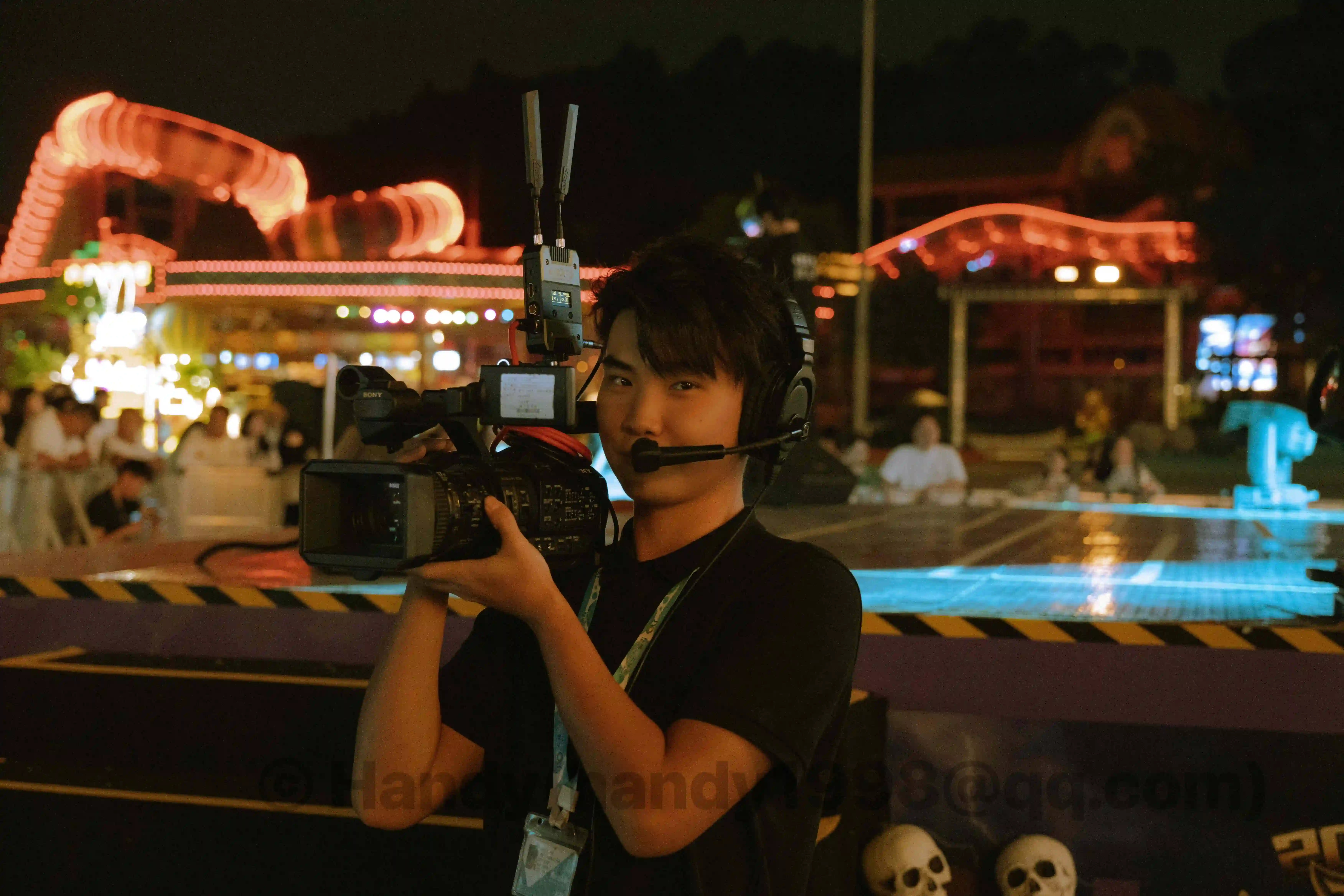 <h2 class='text-xl'>造浪池摄像小哥</h2>你拍观众我拍你，这张绝了，这才是人像摄影