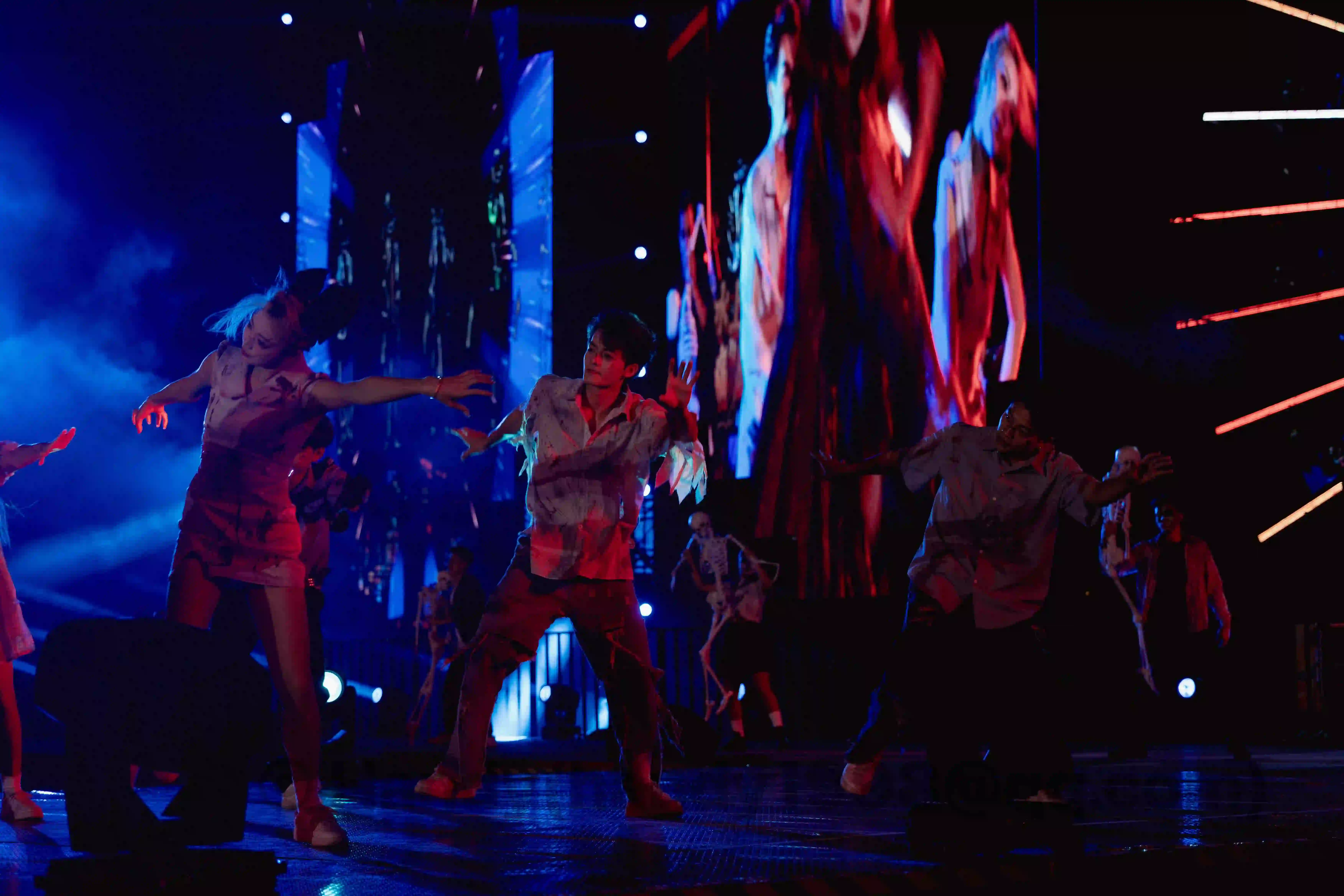 <h2 class='text-xl'>舞台表演</h2>