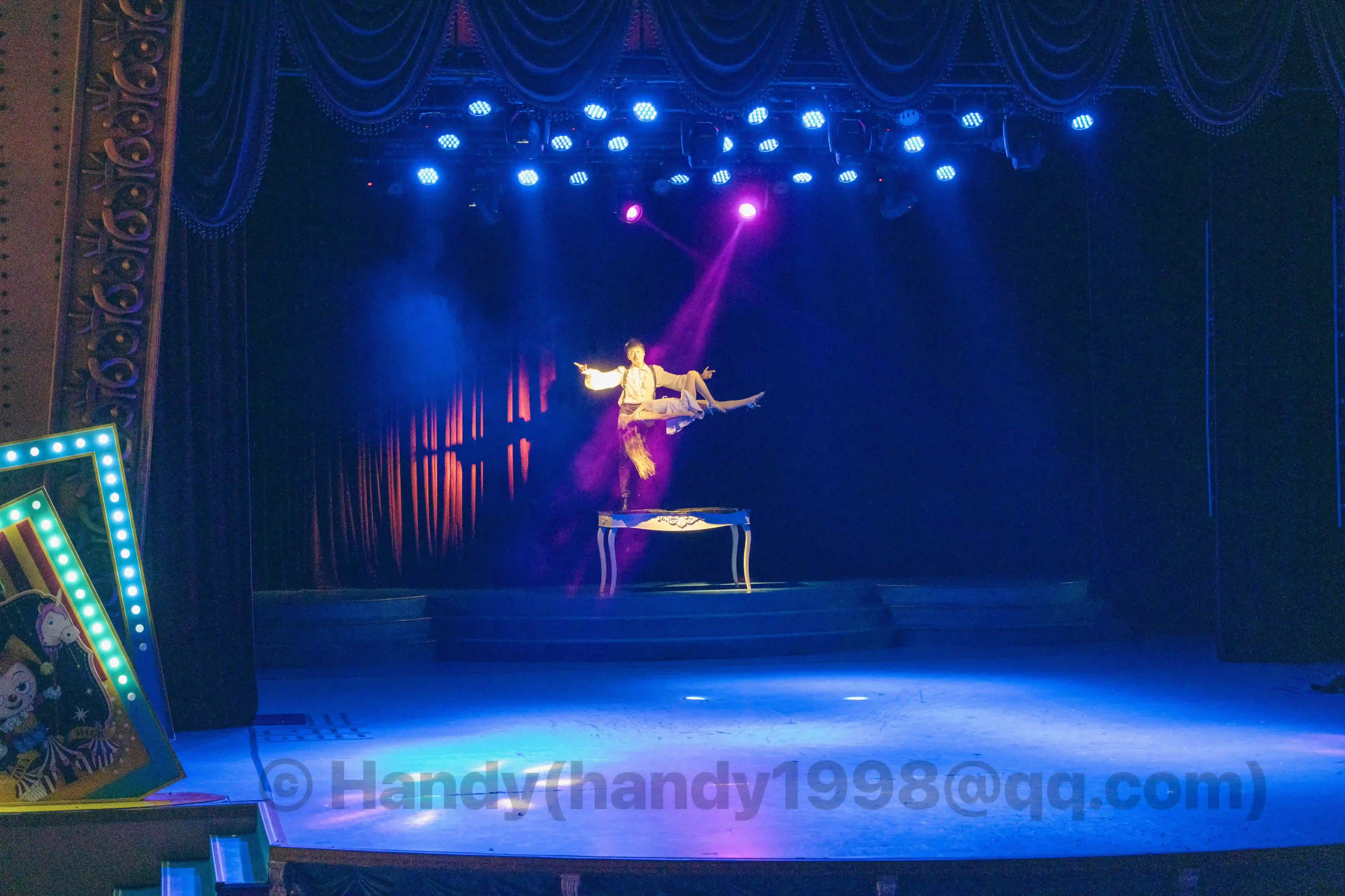 <h2 class='text-xl'>魔术表演</h2>