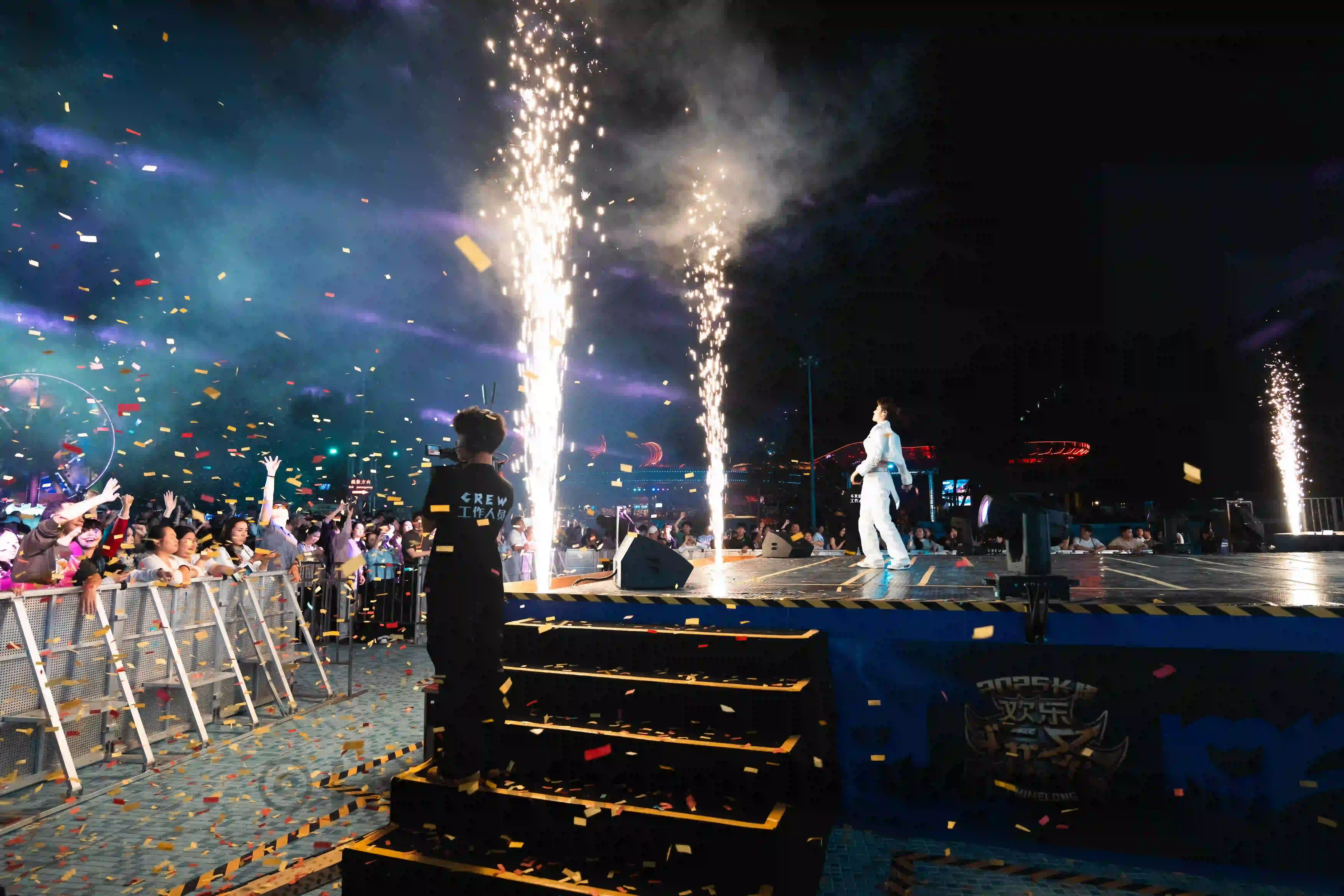 <h2 class='text-xl'>焰火</h2>深夜蹦迪，人不多，彩纸纷飞很有气氛，听说某些日子会放大大的烟花