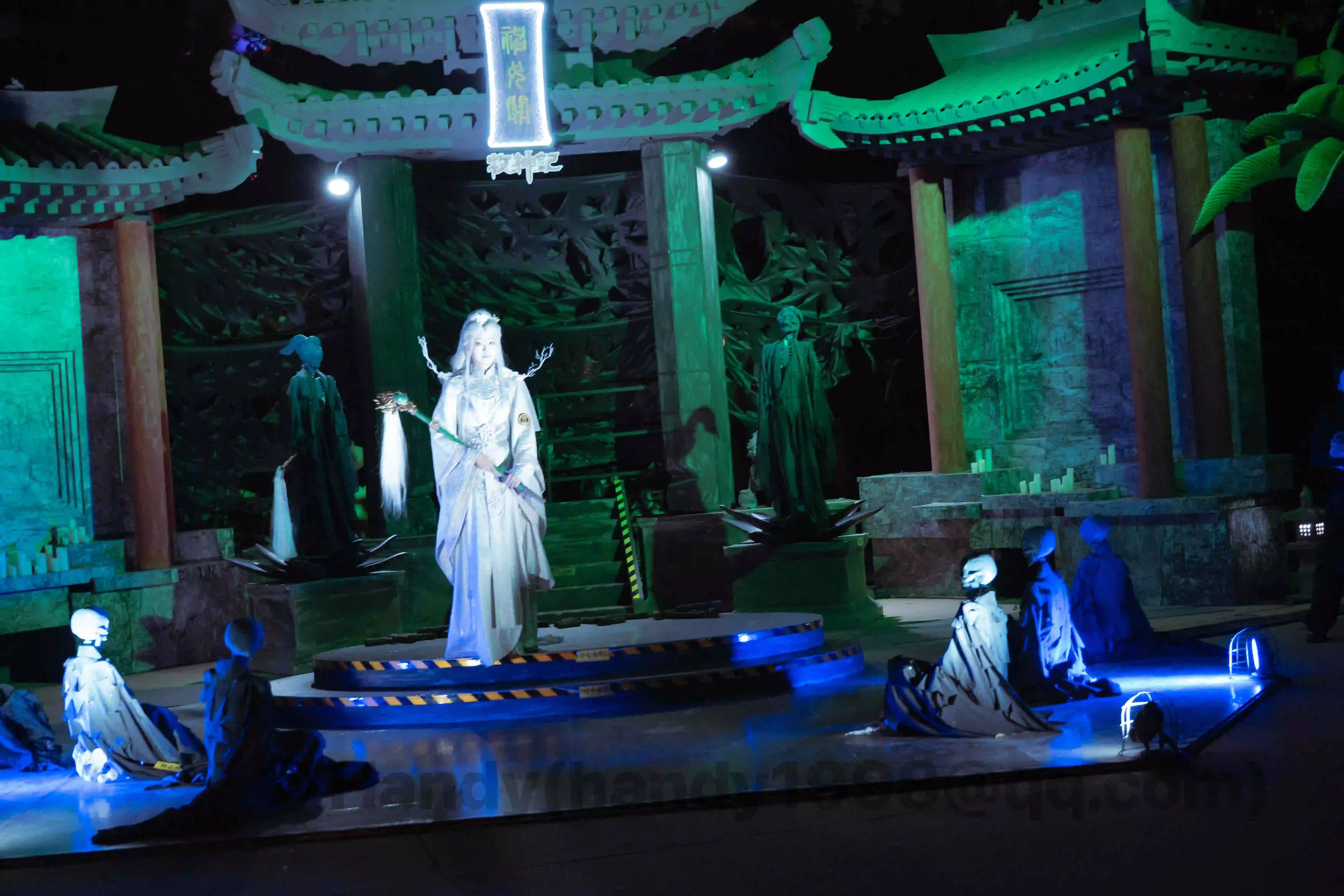 <h2 class='text-xl'>可能是牧神记的场子</h2>小姐姐一个人站在那里，如果我不是一个人去的话，真的要拍张合照，因为我路过两次，两次都驻足，两次都对视，那时有闪光灯就更好了，最有氛围感的一个 cos