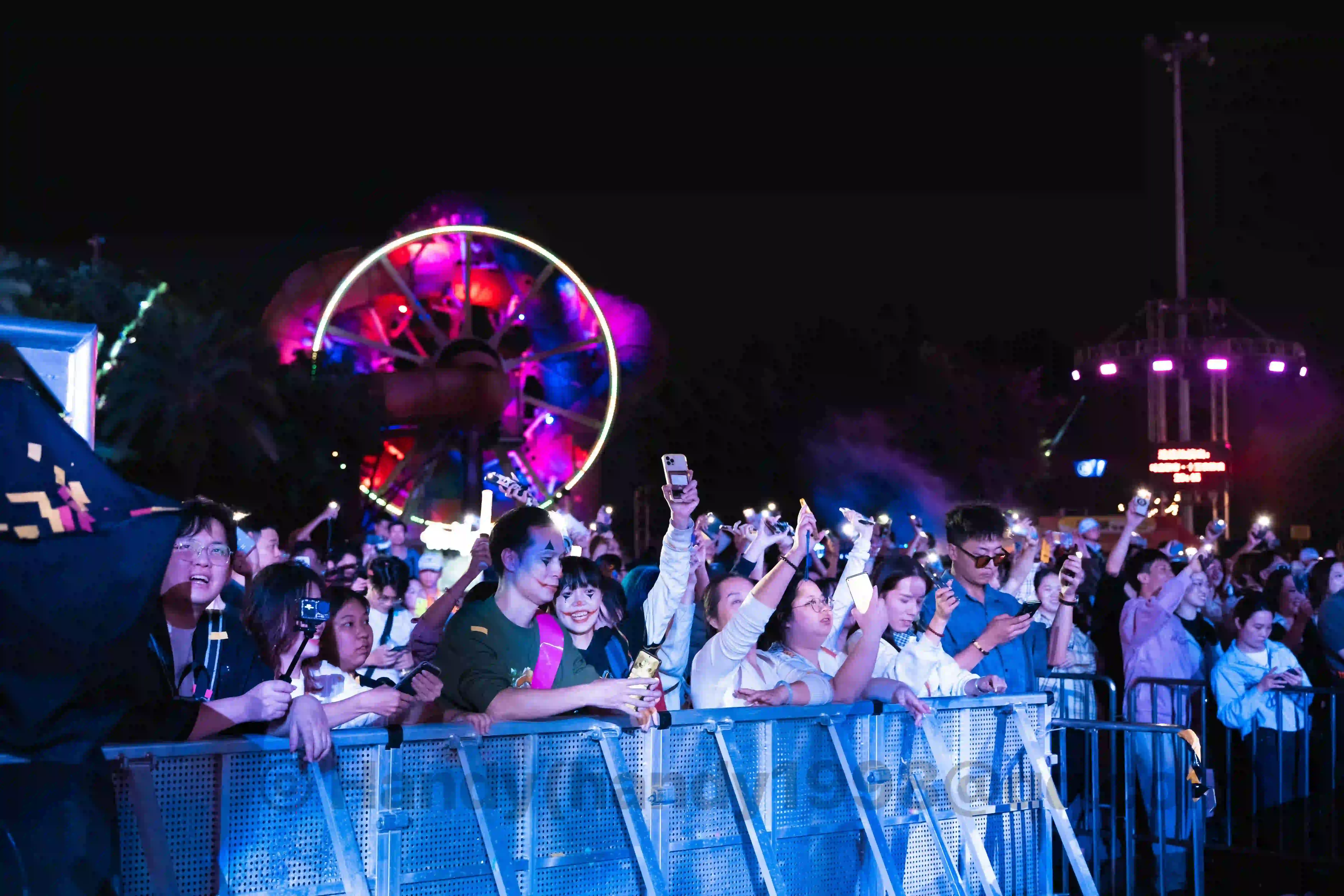 <h2 class='text-xl'>观众</h2>