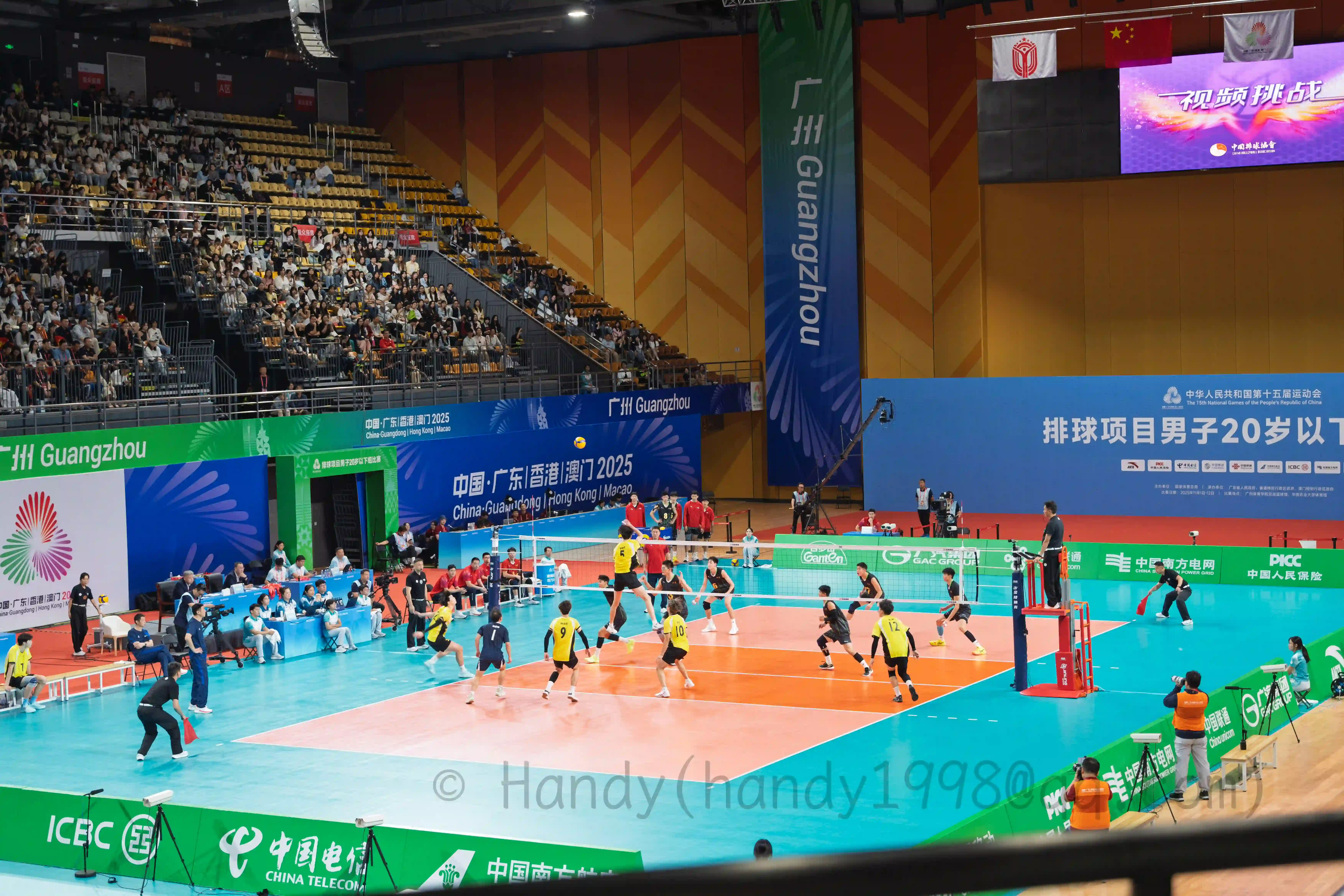 <h2 class='text-xl text-white'>四川（黄）对山东（黑）</h2>山东人应援做的很好，对面拉横幅的、加油的，很有组织；四川队就是观众自发加油