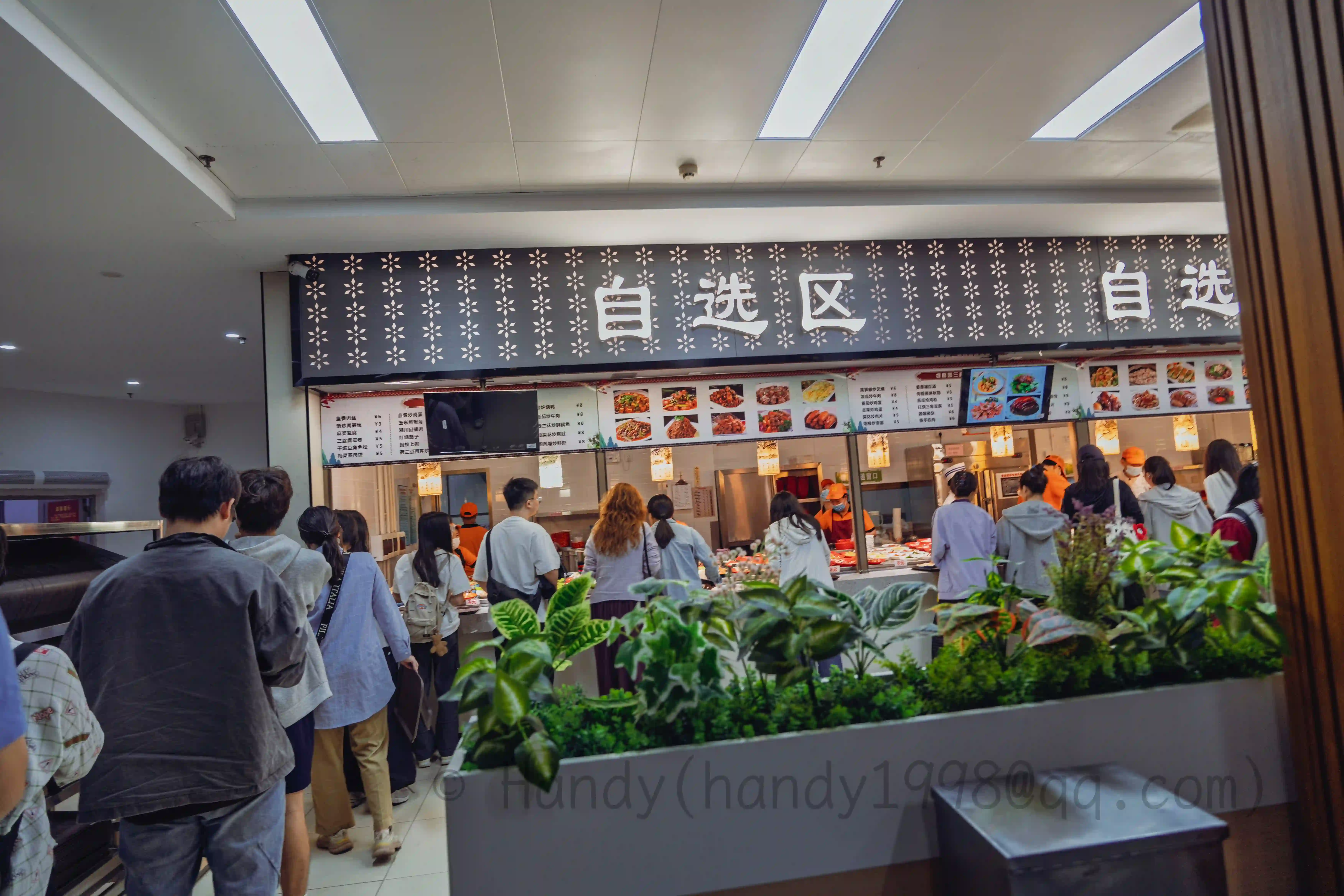 <h2 class='text-xl text-white'>食堂窗口（绿榕园）</h2>据说所有食堂都对外开放，外人将收取 20% 的搭伙费，本人吃了 20 块