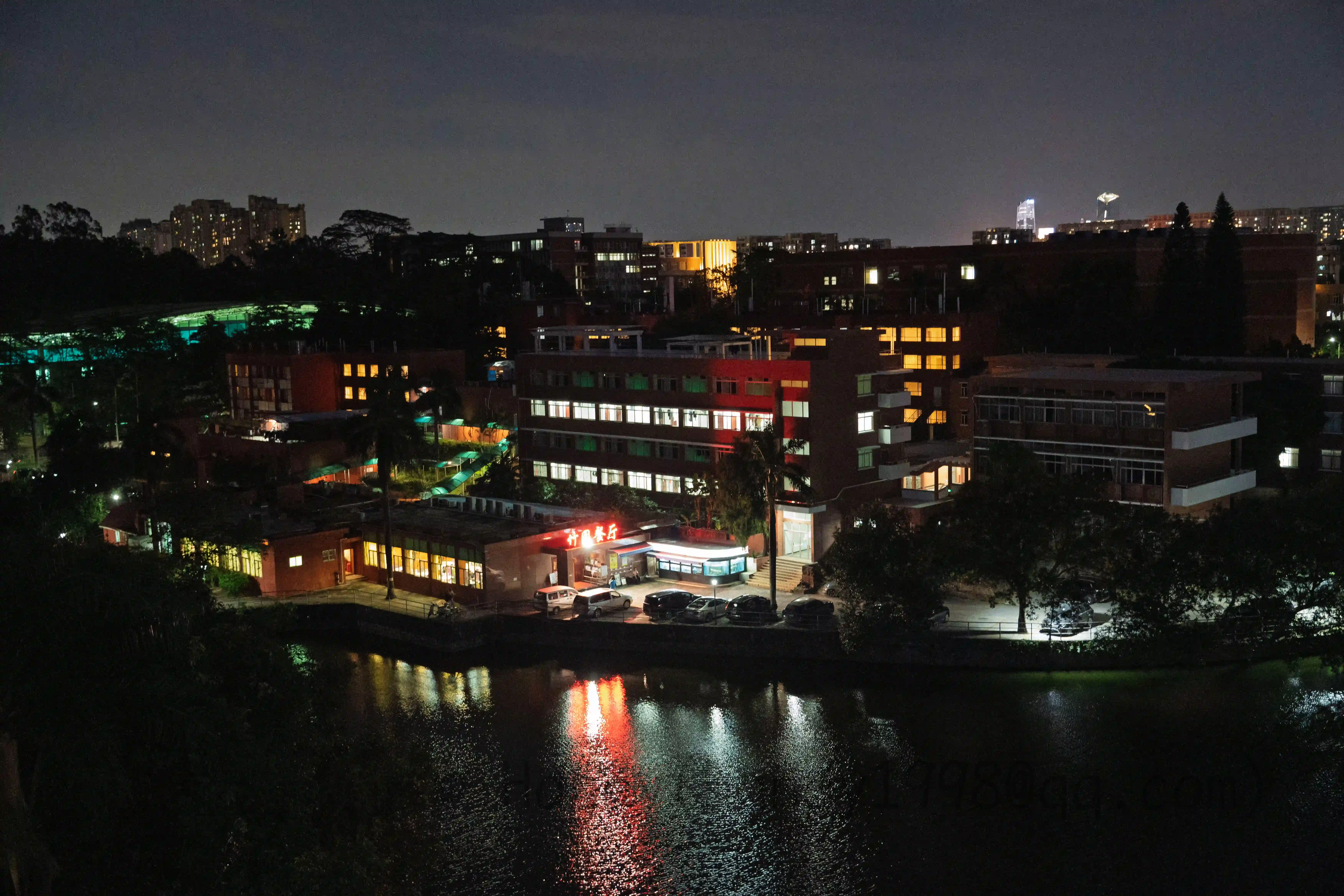 <h2 class='text-xl text-white'>从食堂五楼眺望</h2>