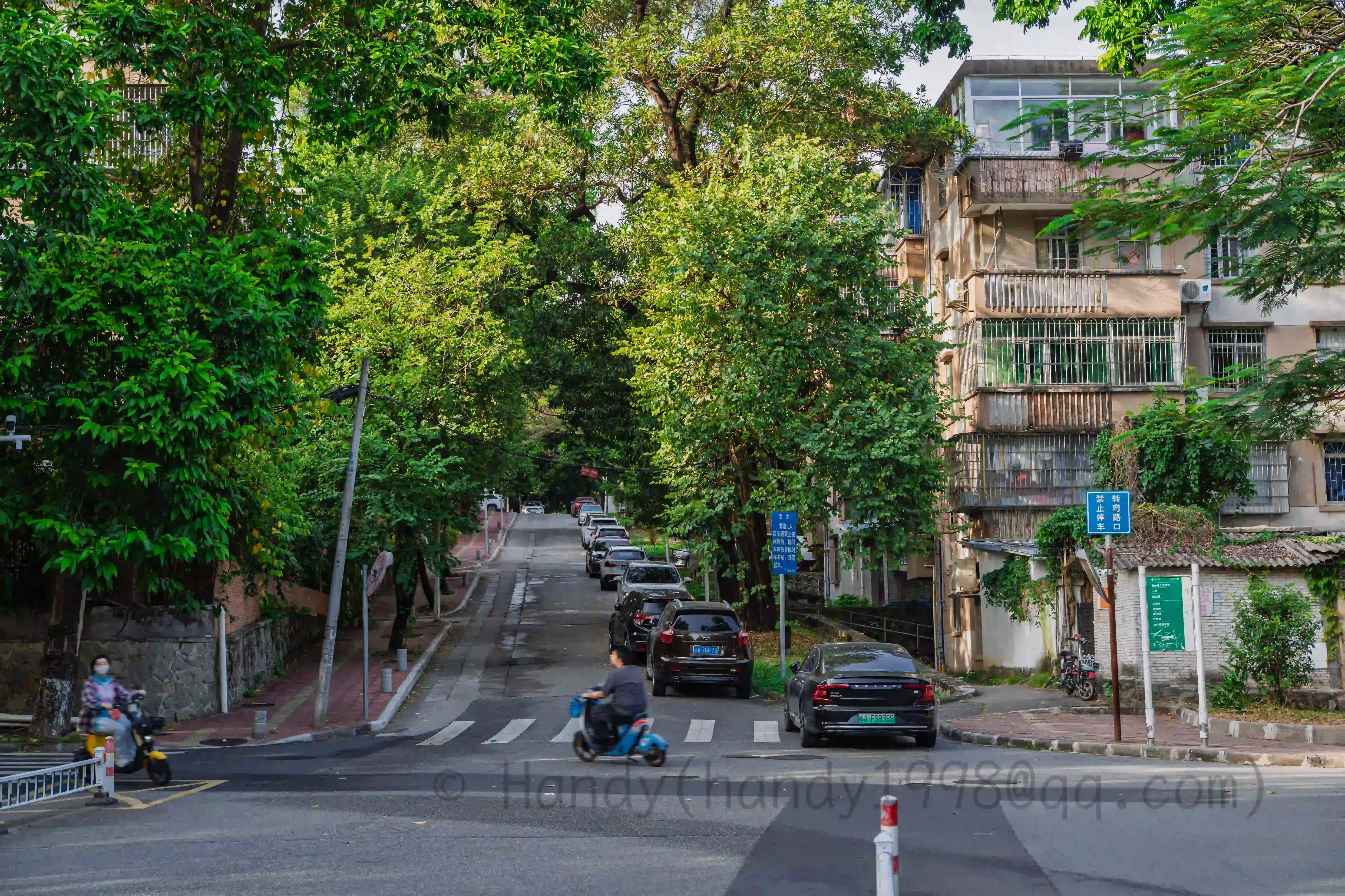 <h2 class='text-xl text-white'>去往居民楼的坡</h2>