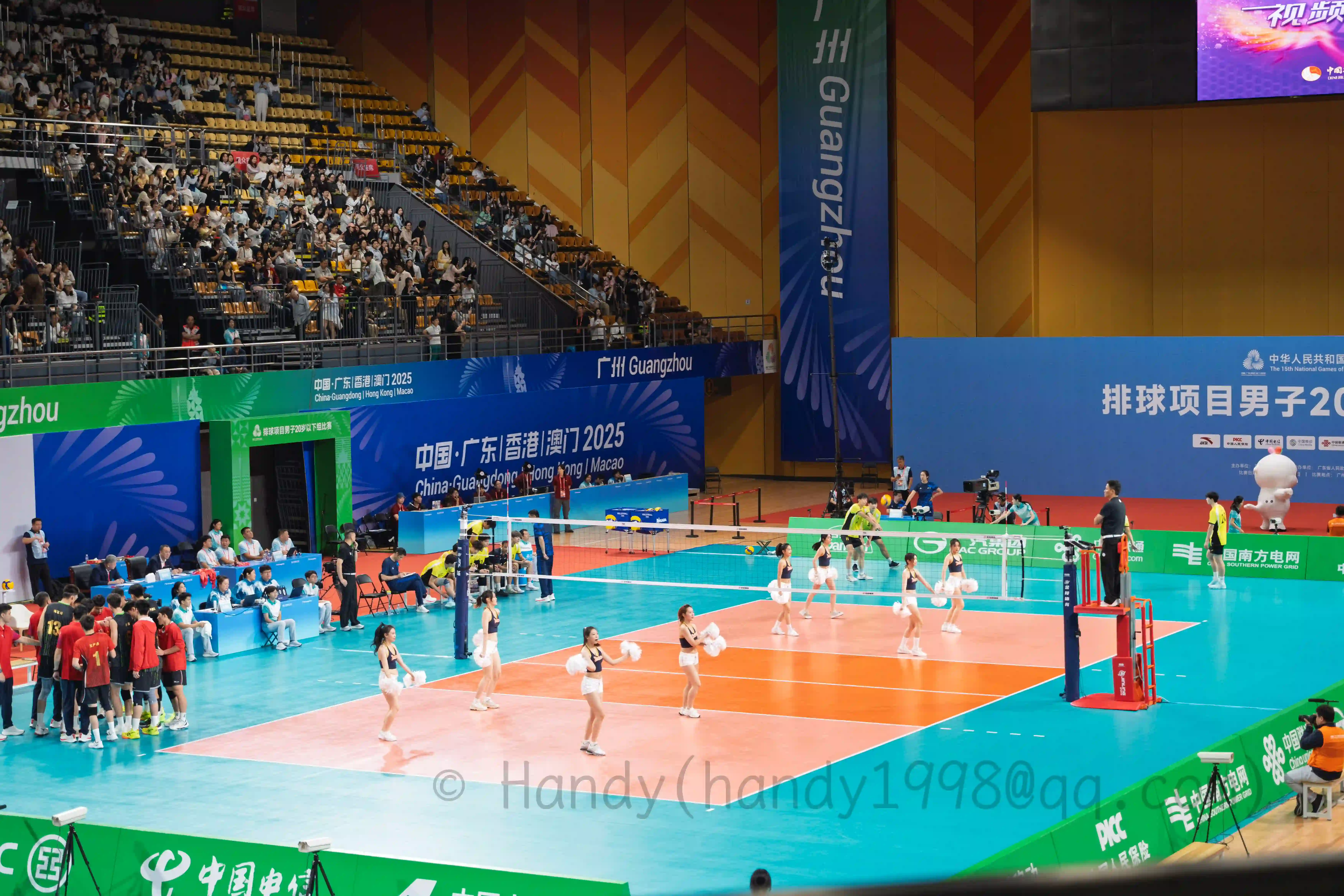 <h2 class='text-xl text-white'>排球宝贝局间表演</h2>最后，山东队三比零胜