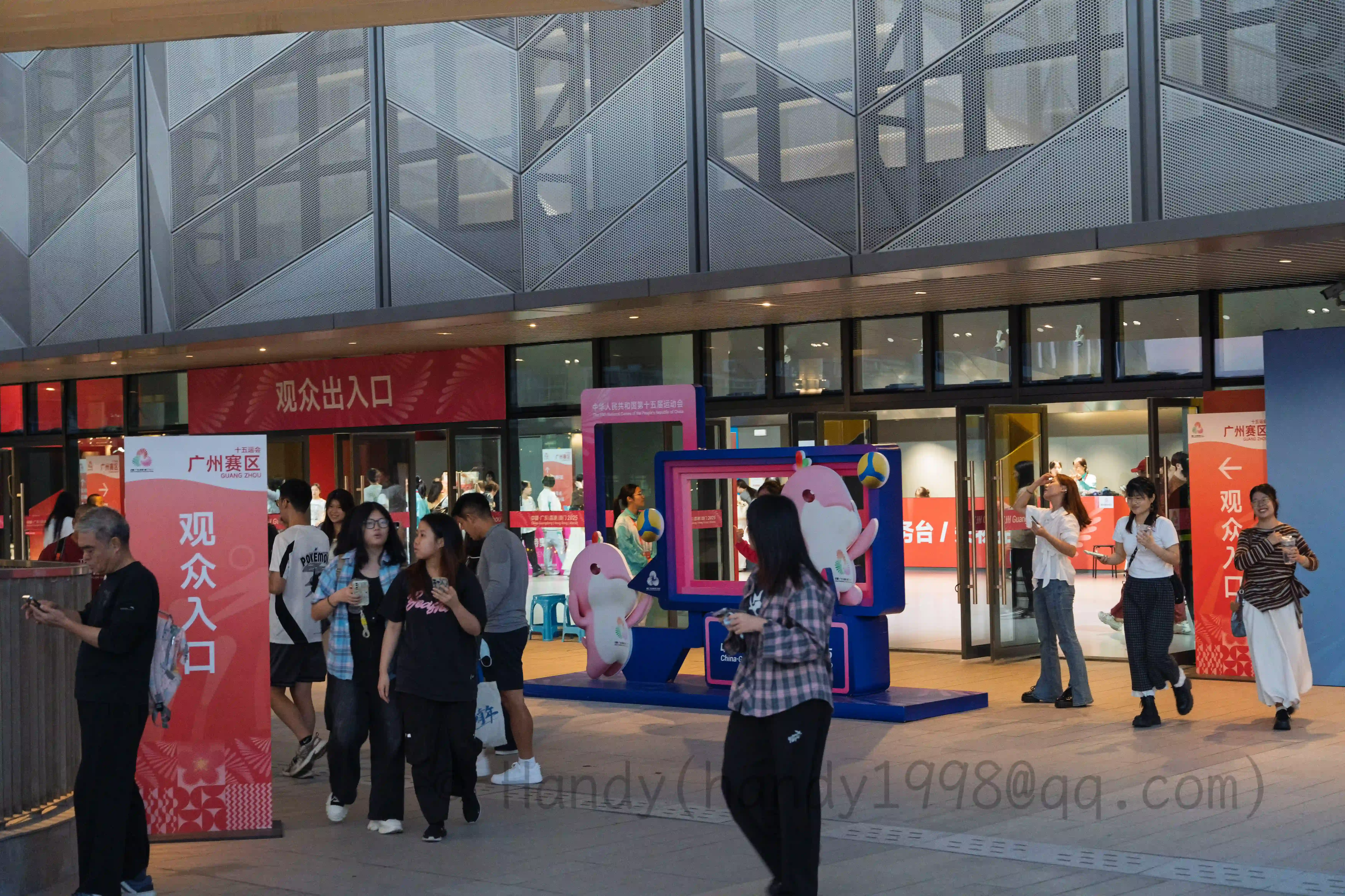 <h2 class='text-xl text-white'>体育馆门口</h2>