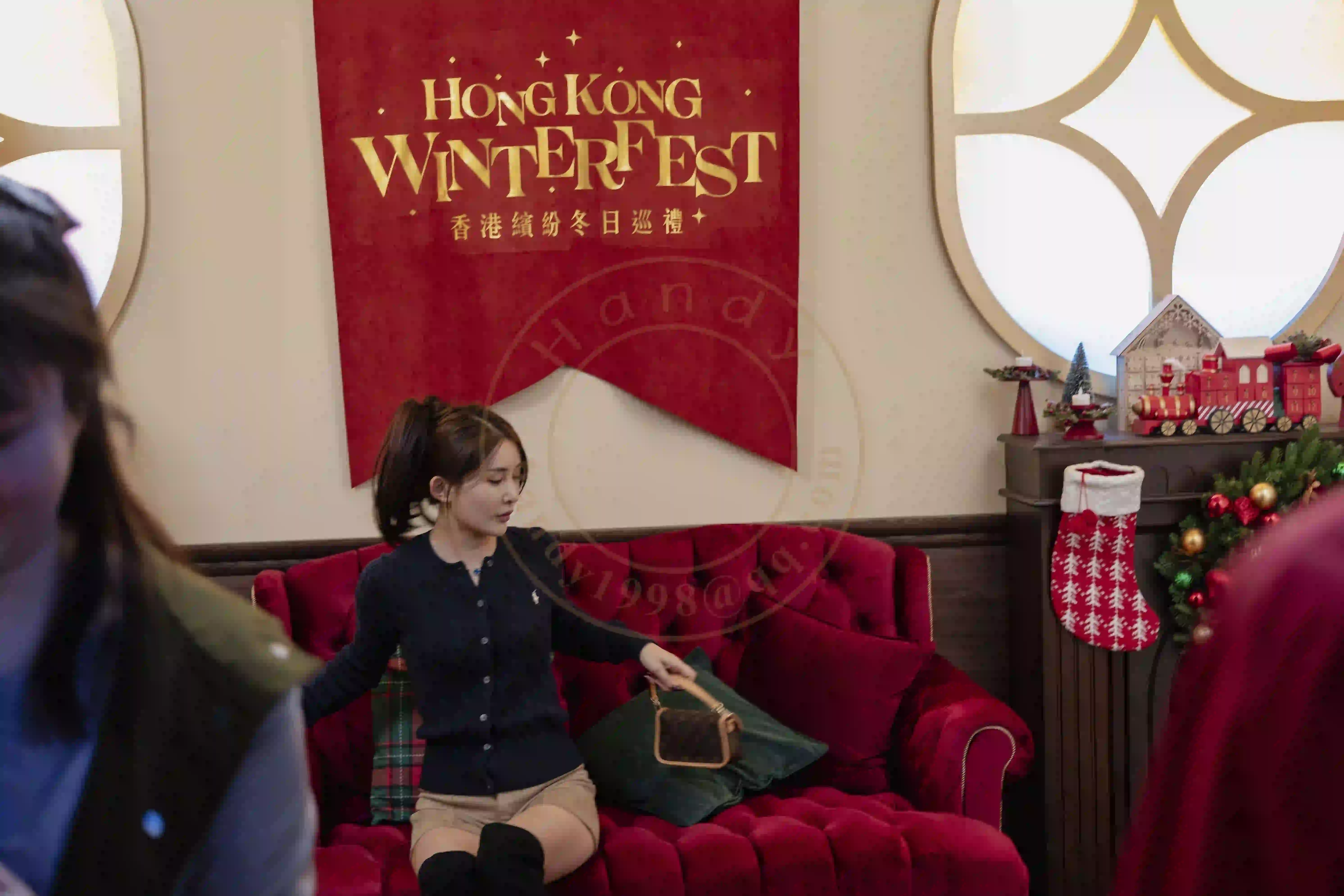 <h2 class='text-xl text-white'>屋内景象</h2>