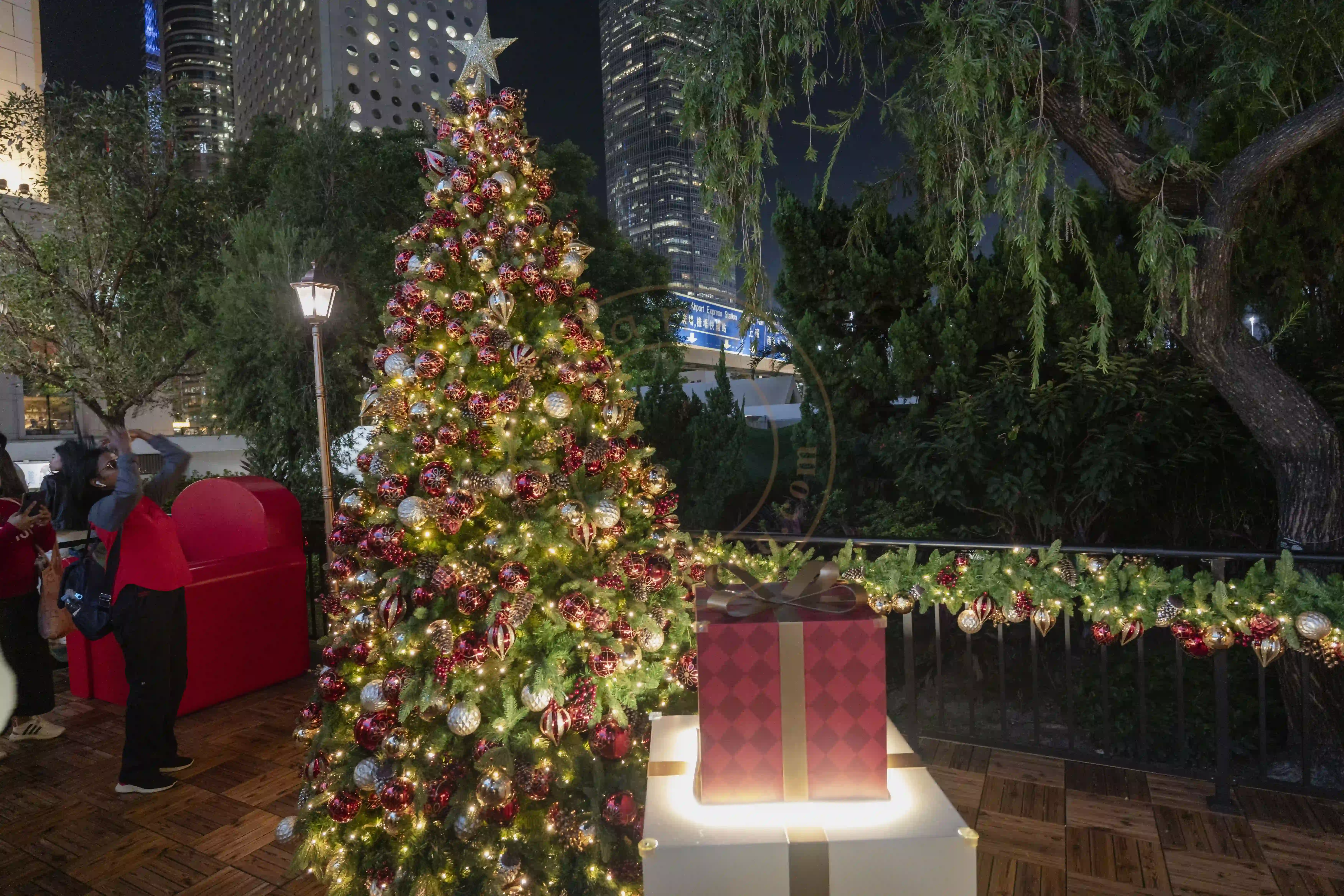 <h2 class='text-xl text-white'>圣诞树</h2>