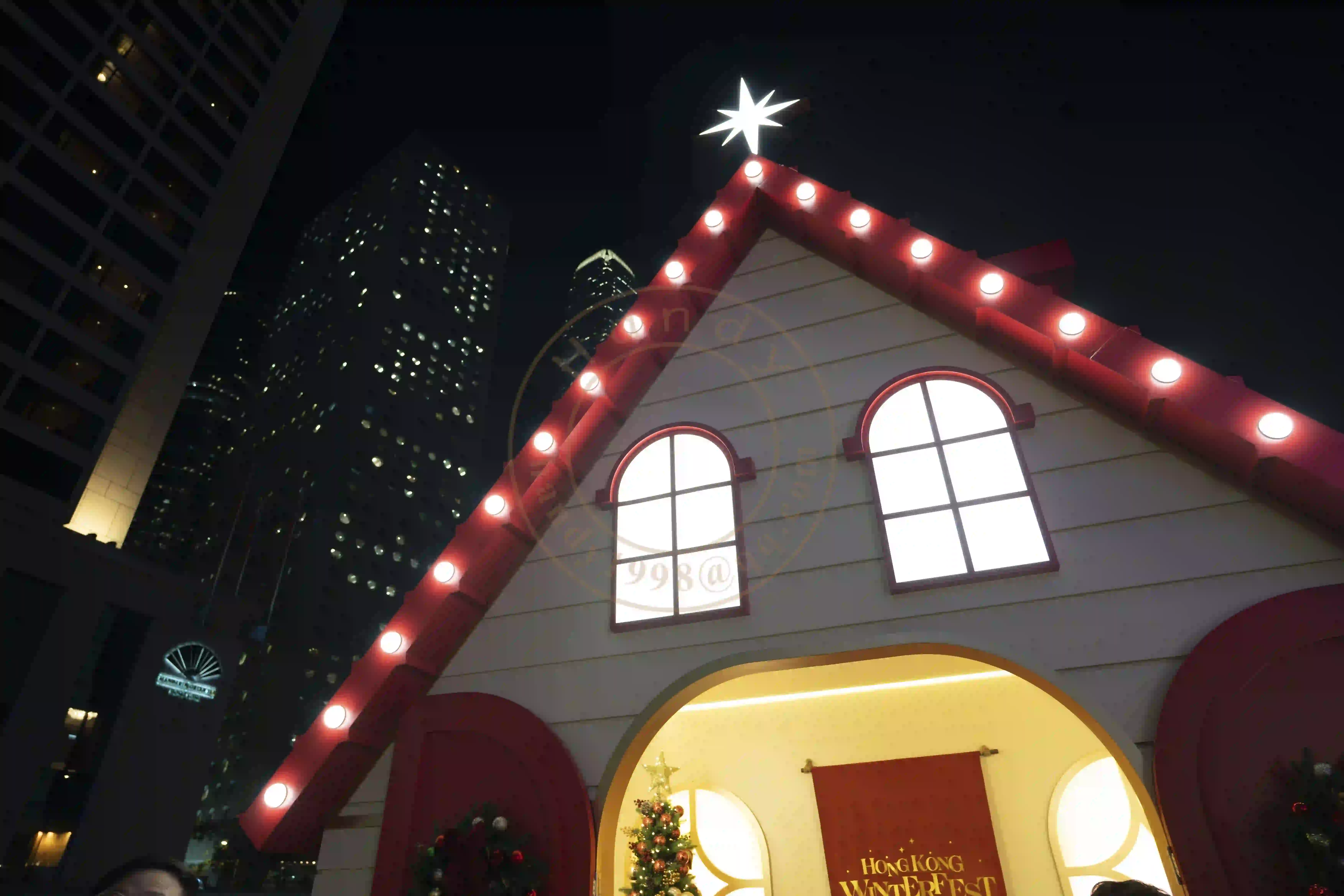 <h2 class='text-xl text-white'>游客拍照小屋</h2>