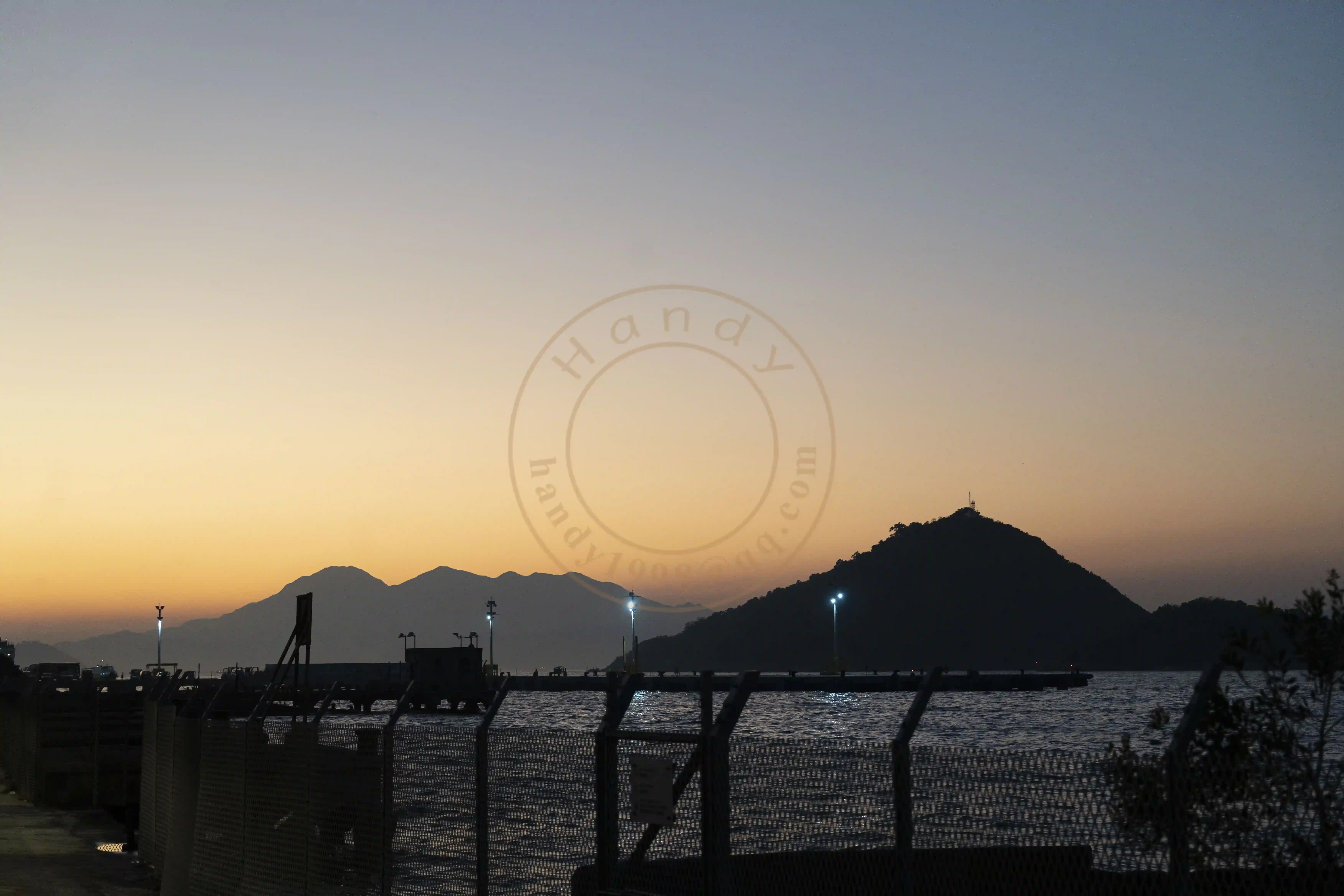 <h2 class='text-xl text-white'>落日2</h2>