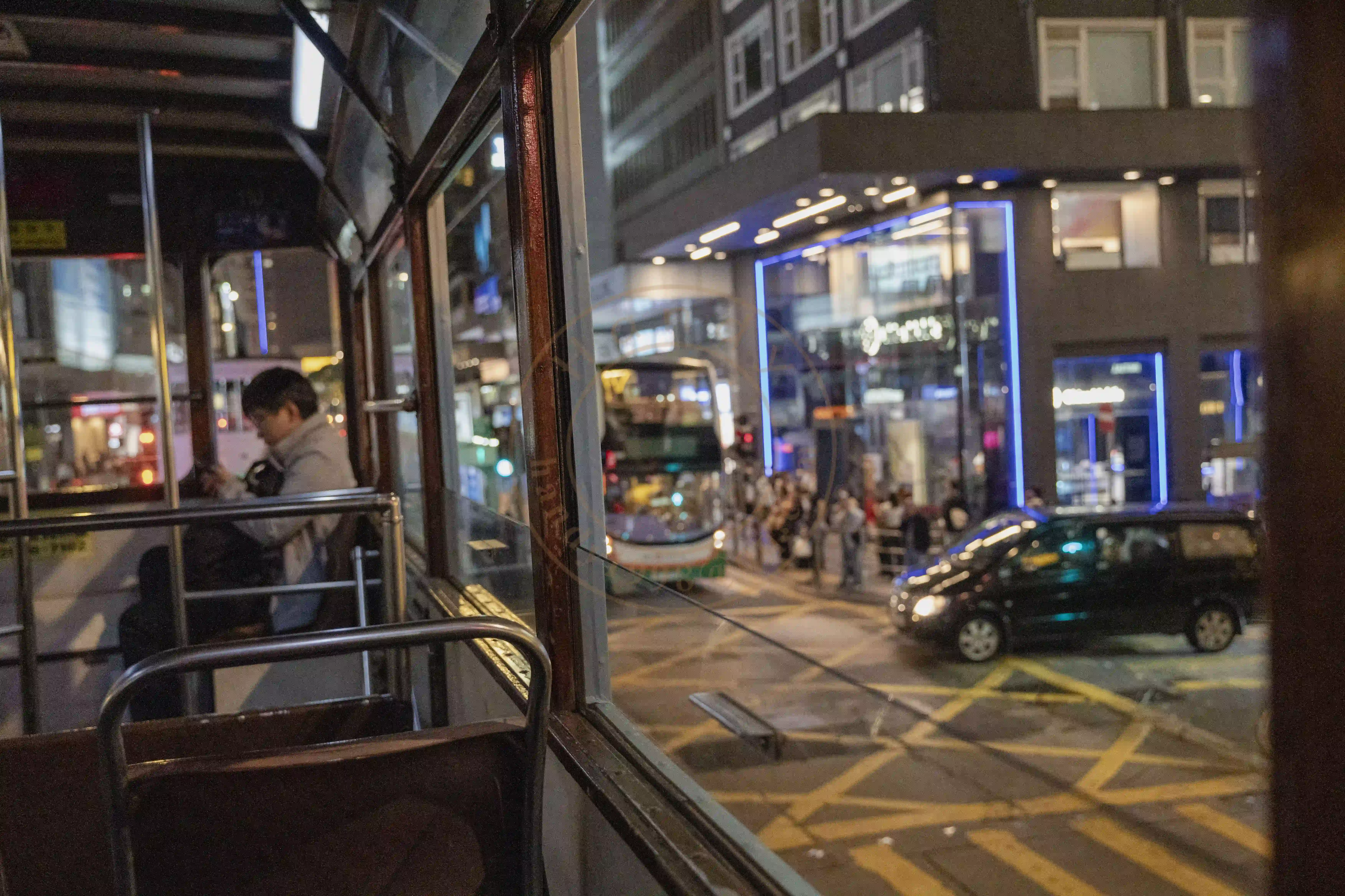 <h2 class='text-xl text-white'>叮叮车内向外看去</h2>