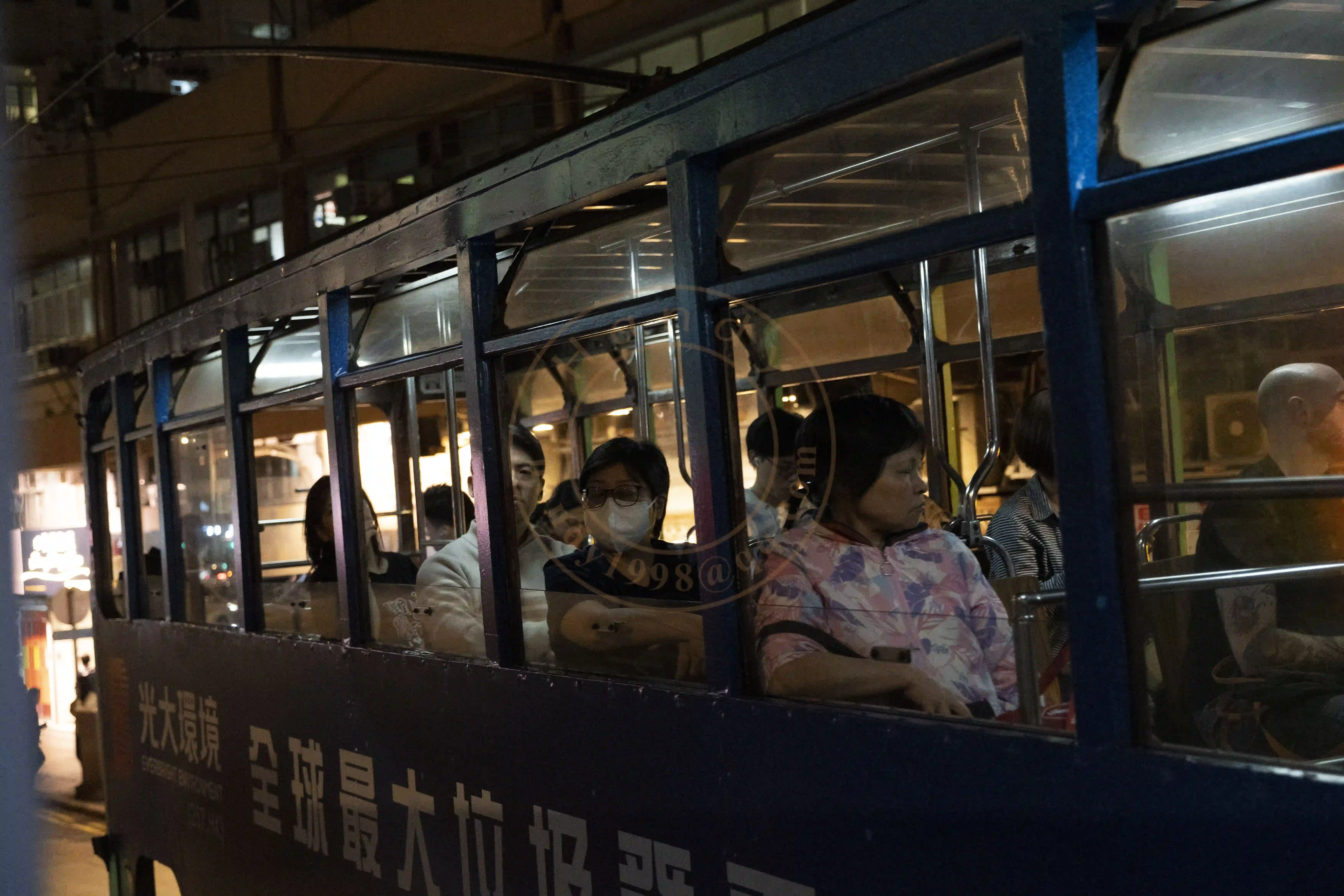 <h2 class='text-xl text-white'>迎面的叮叮车</h2>车距好窄