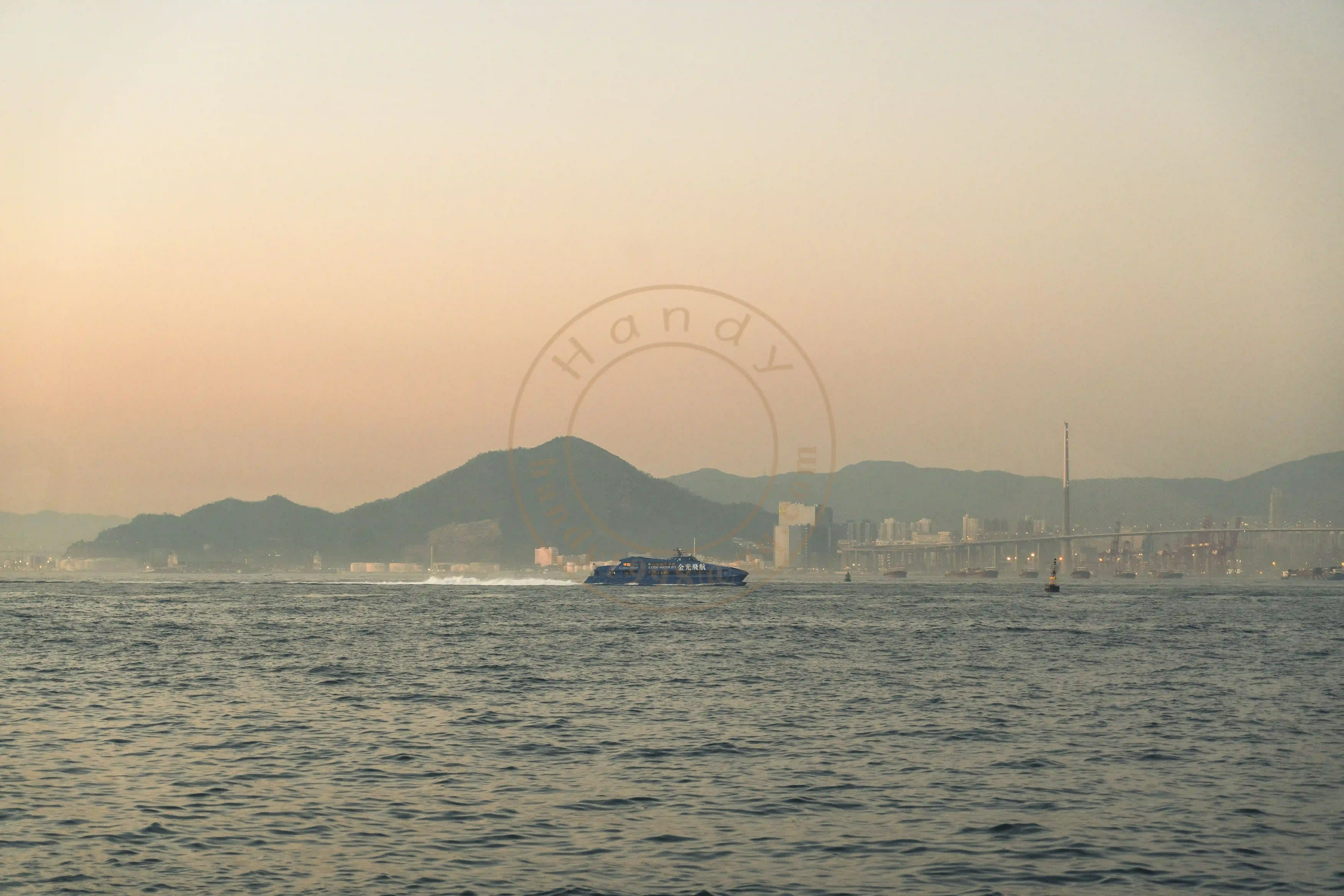 <h2 class='text-xl text-white'>落日下的山、船、桥</h2>现代海岛生活风