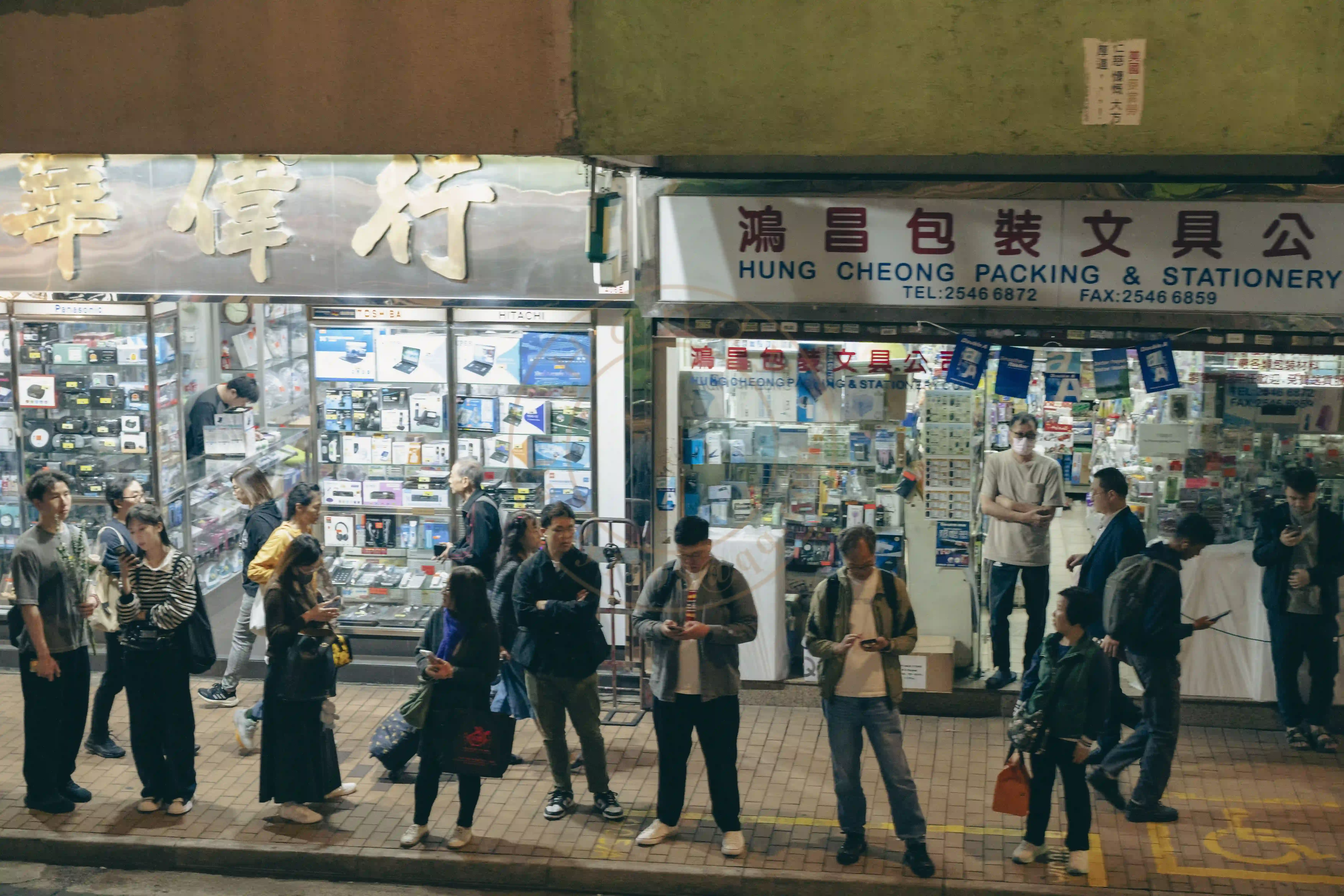 <h2 class='text-xl text-white'>路边等公交的人</h2>