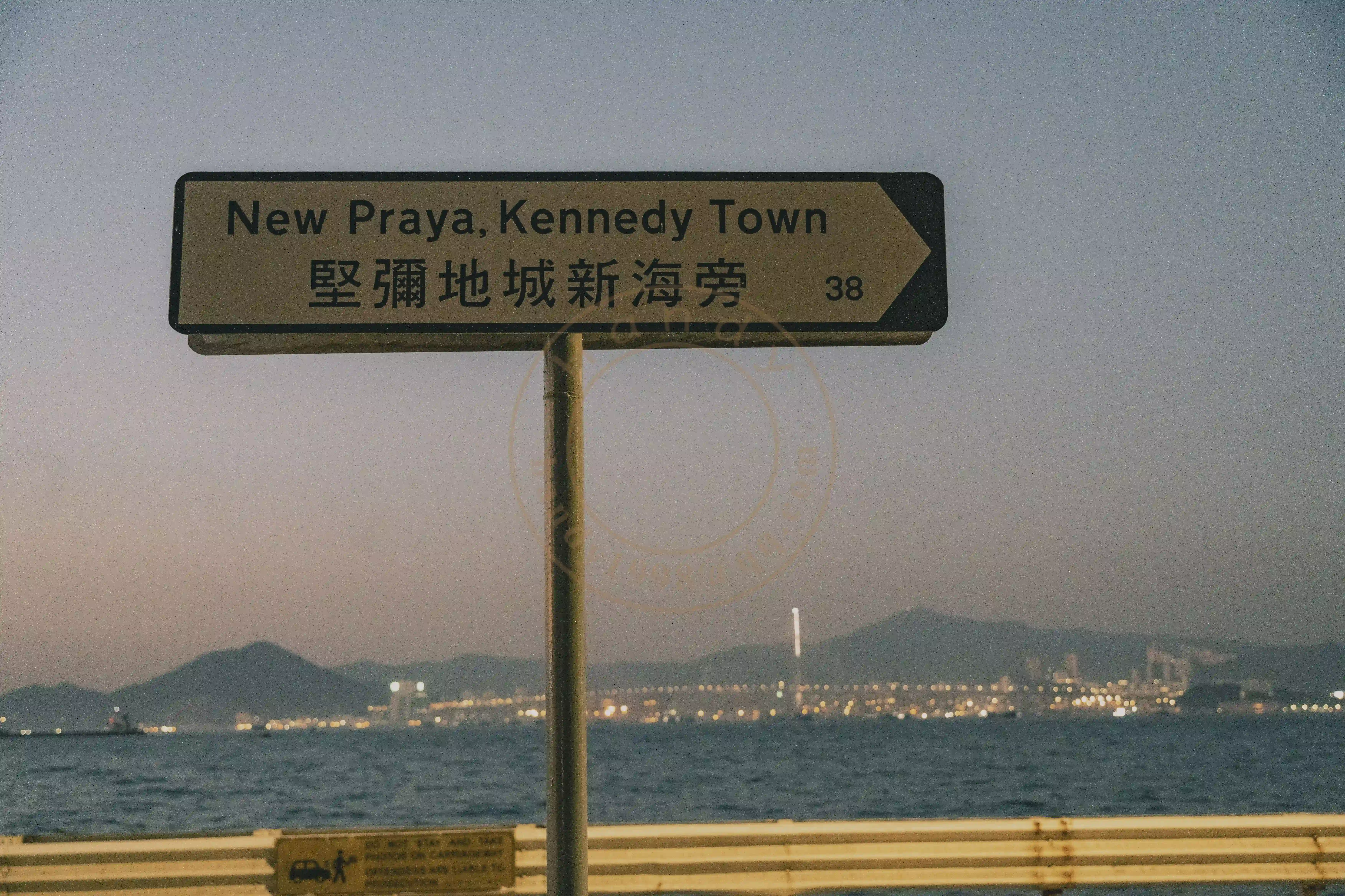 <h2 class='text-xl text-white'>指路牌</h2>