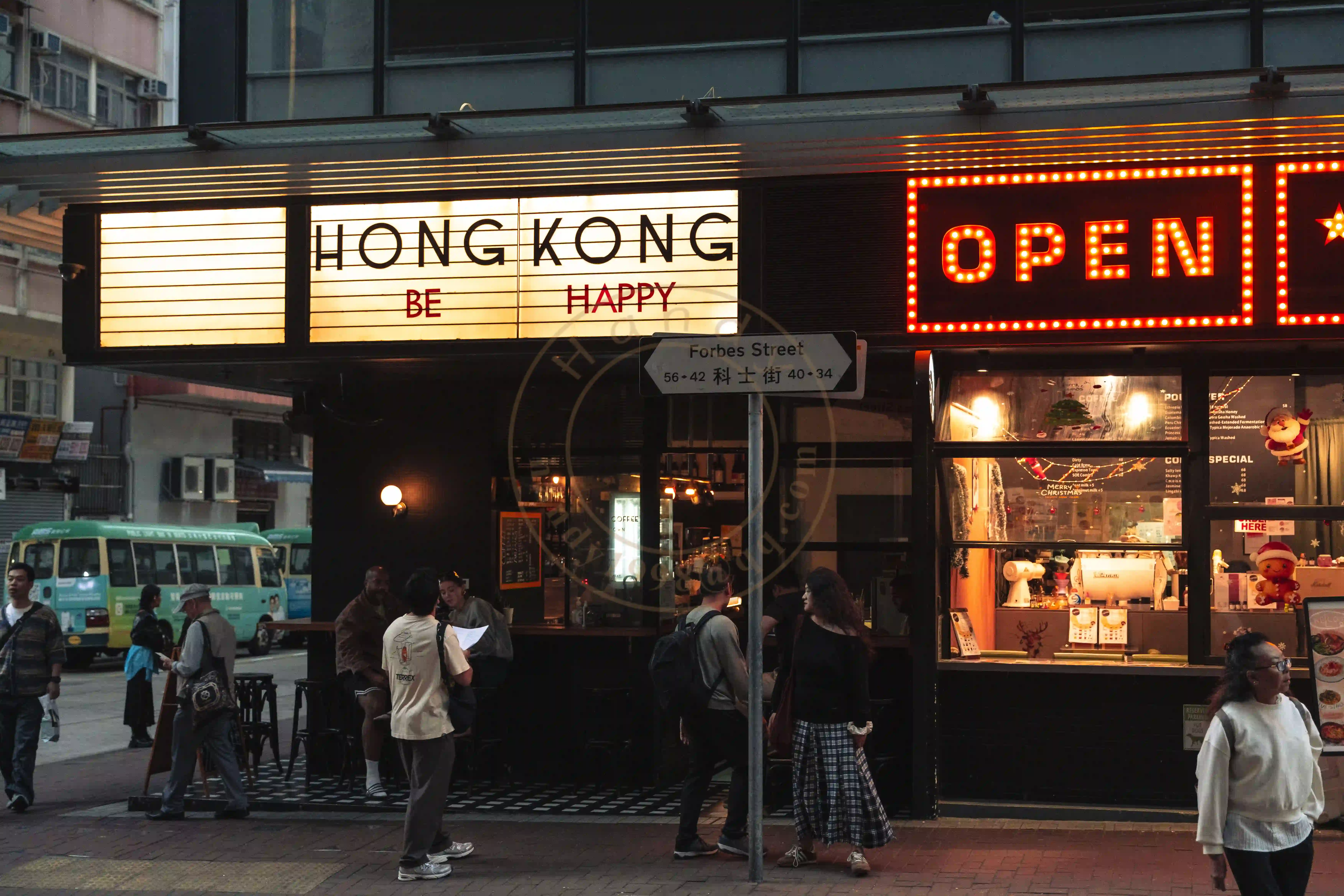 <h2 class='text-xl text-white'>好看的咖啡厅</h2>