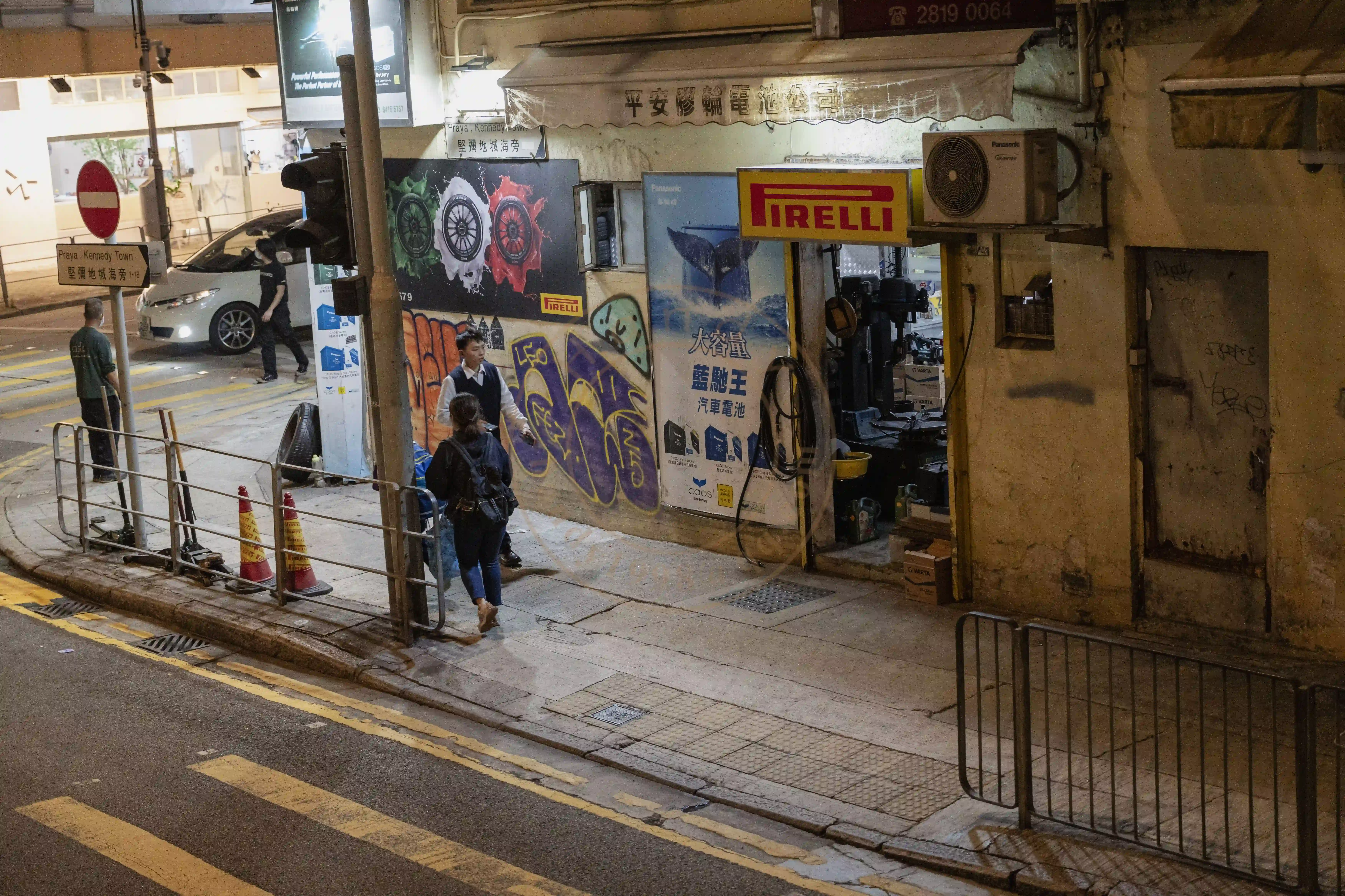 <h2 class='text-xl text-white'>叮叮车俯视</h2>刚坐上坚尼地城的叮叮车，就随手一拍，3hkd 的价格很香