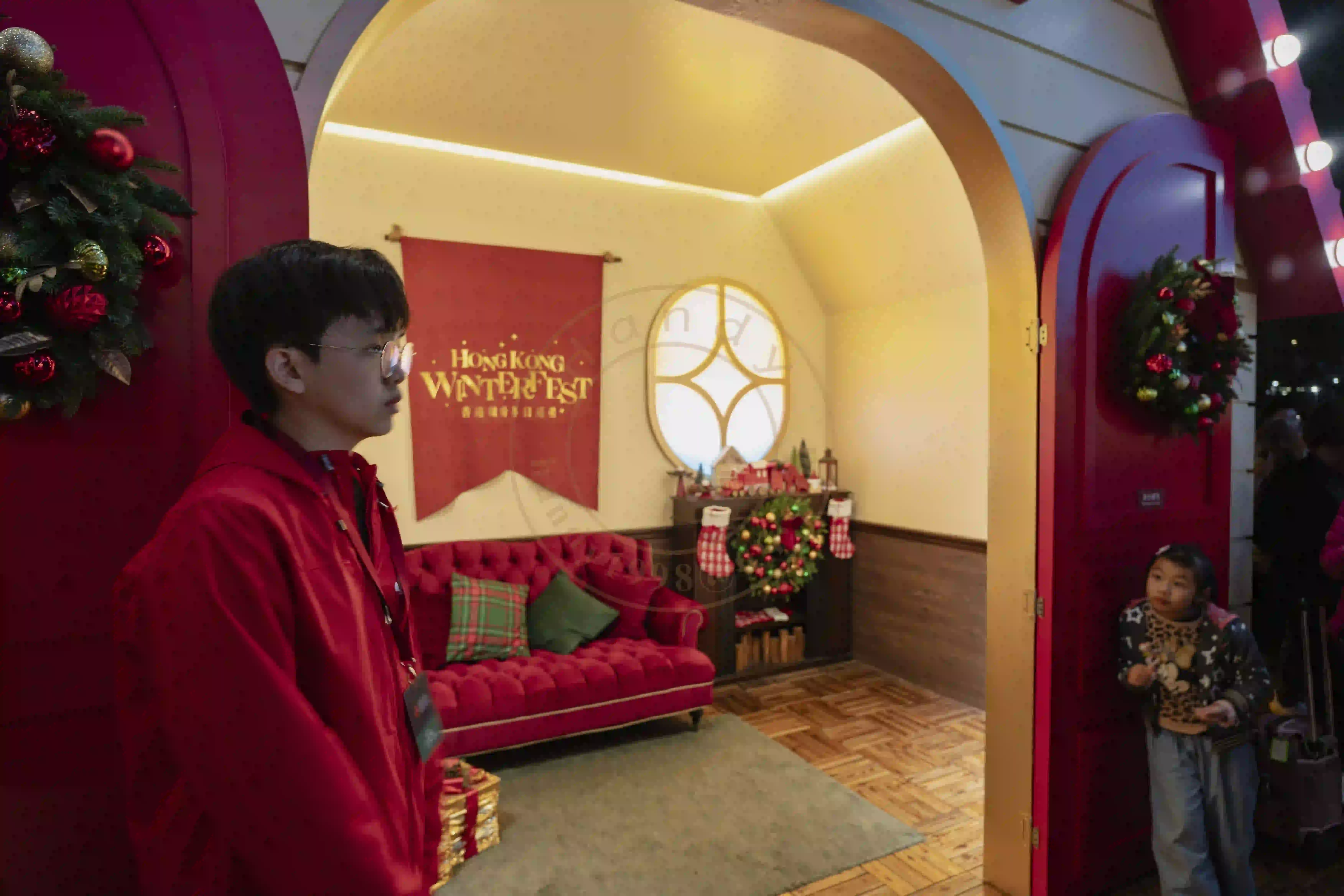 <h2 class='text-xl text-white'>Staff 与 好奇小孩</h2>🧒 抓拍