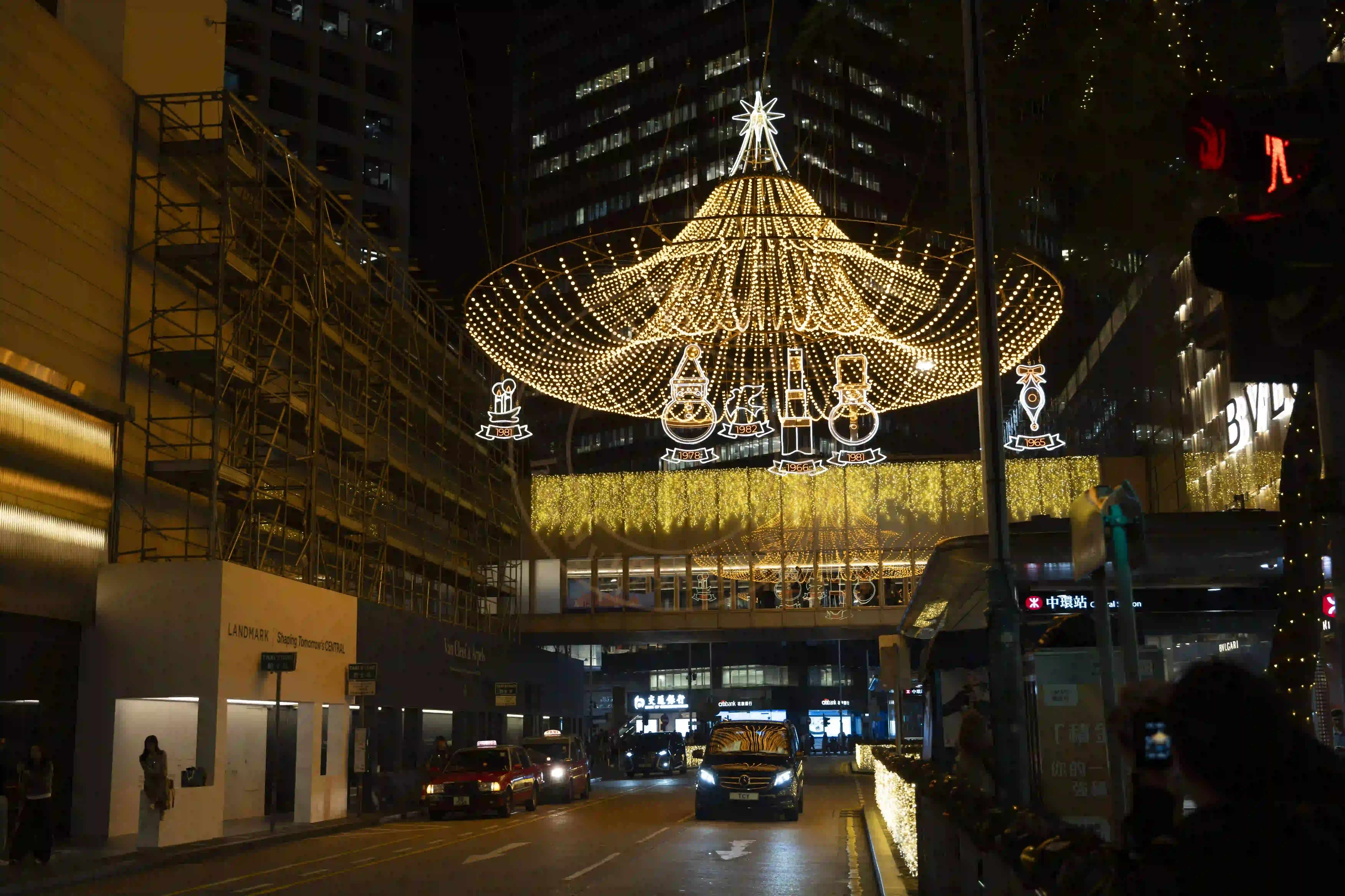 <h2 class='text-xl text-white'>圣诞帽</h2>