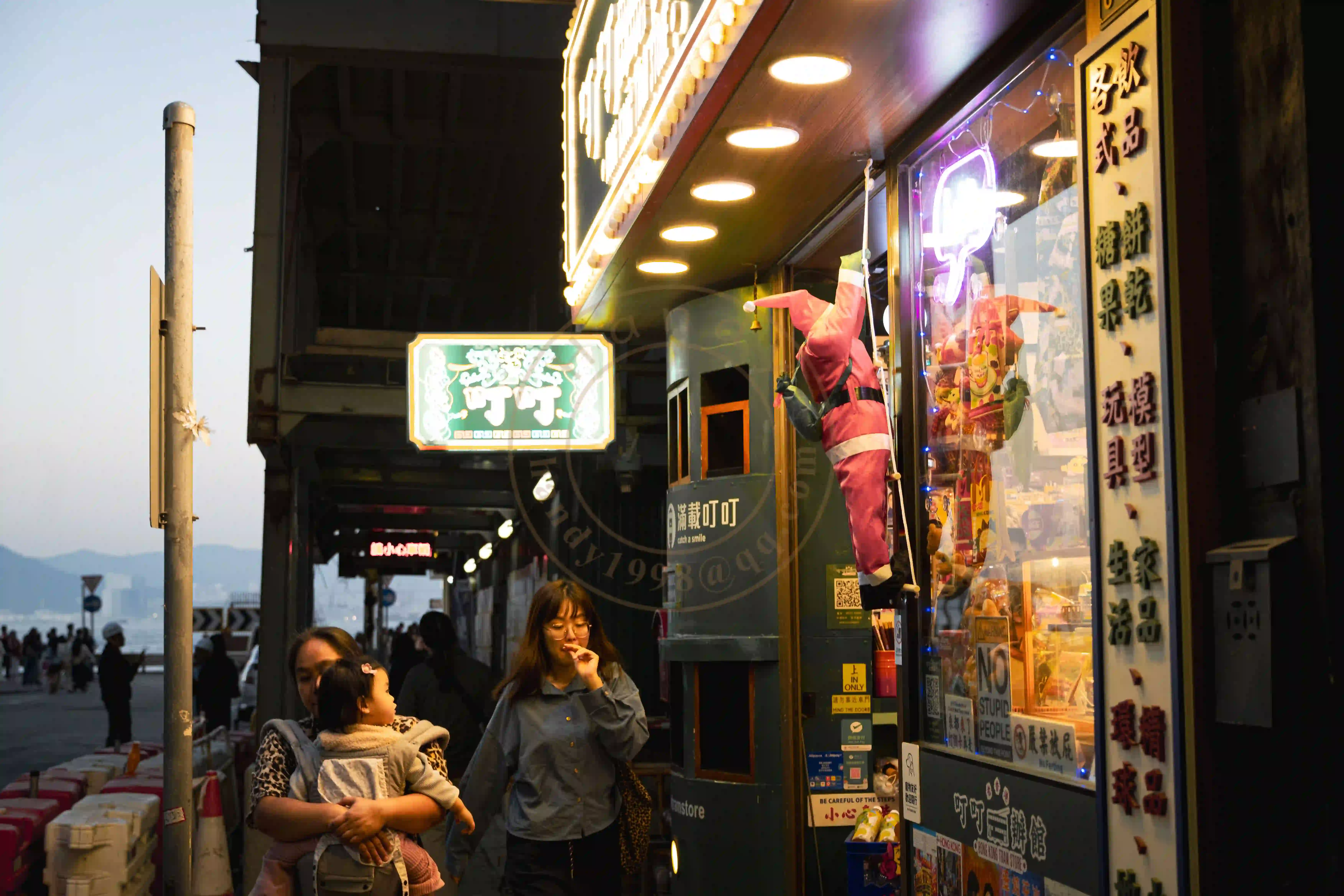 <h2 class='text-xl text-white'>路边小店的圣诞装</h2>