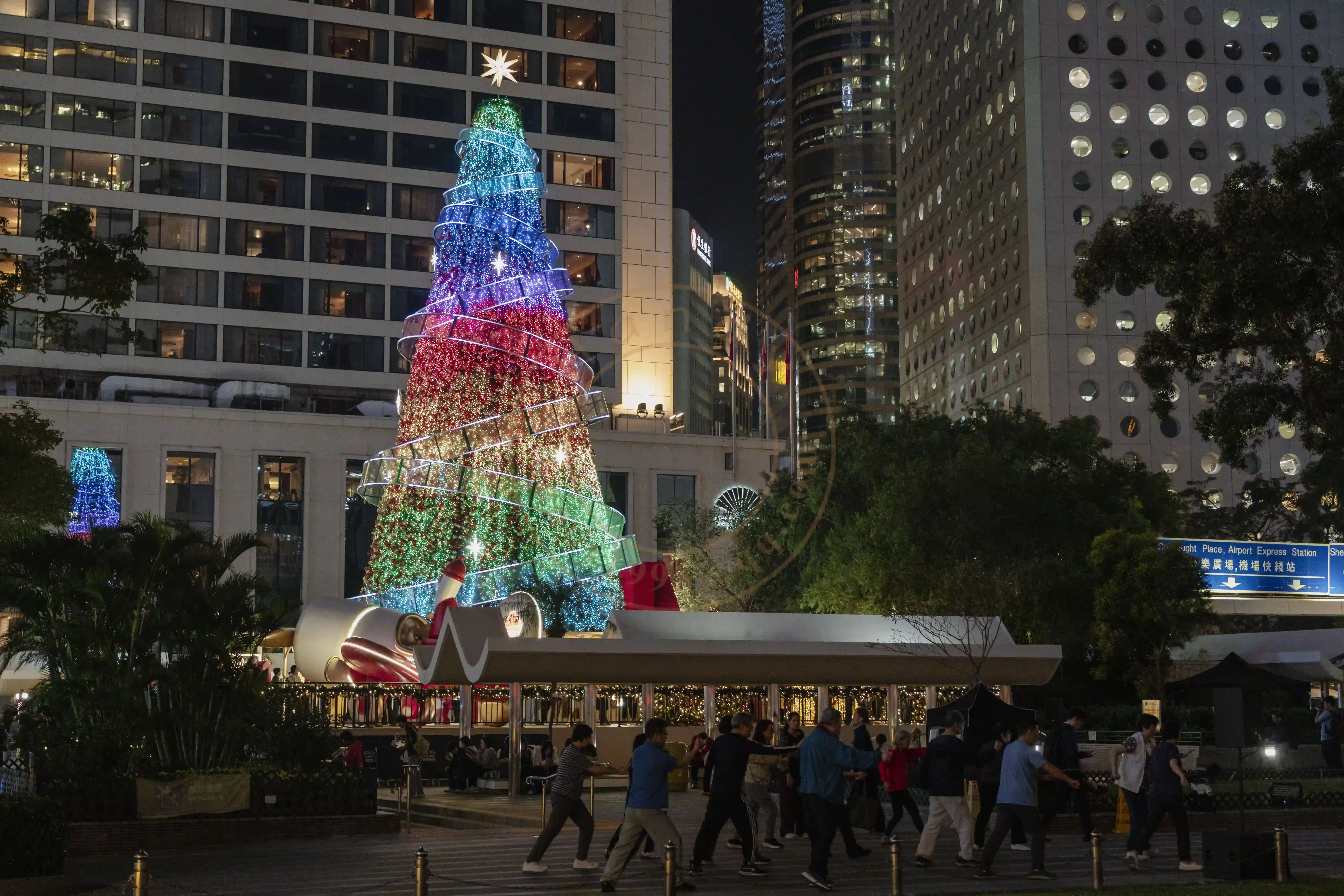 <h2 class='text-xl text-white'>皇后像广场花园</h2>中环圣诞天地